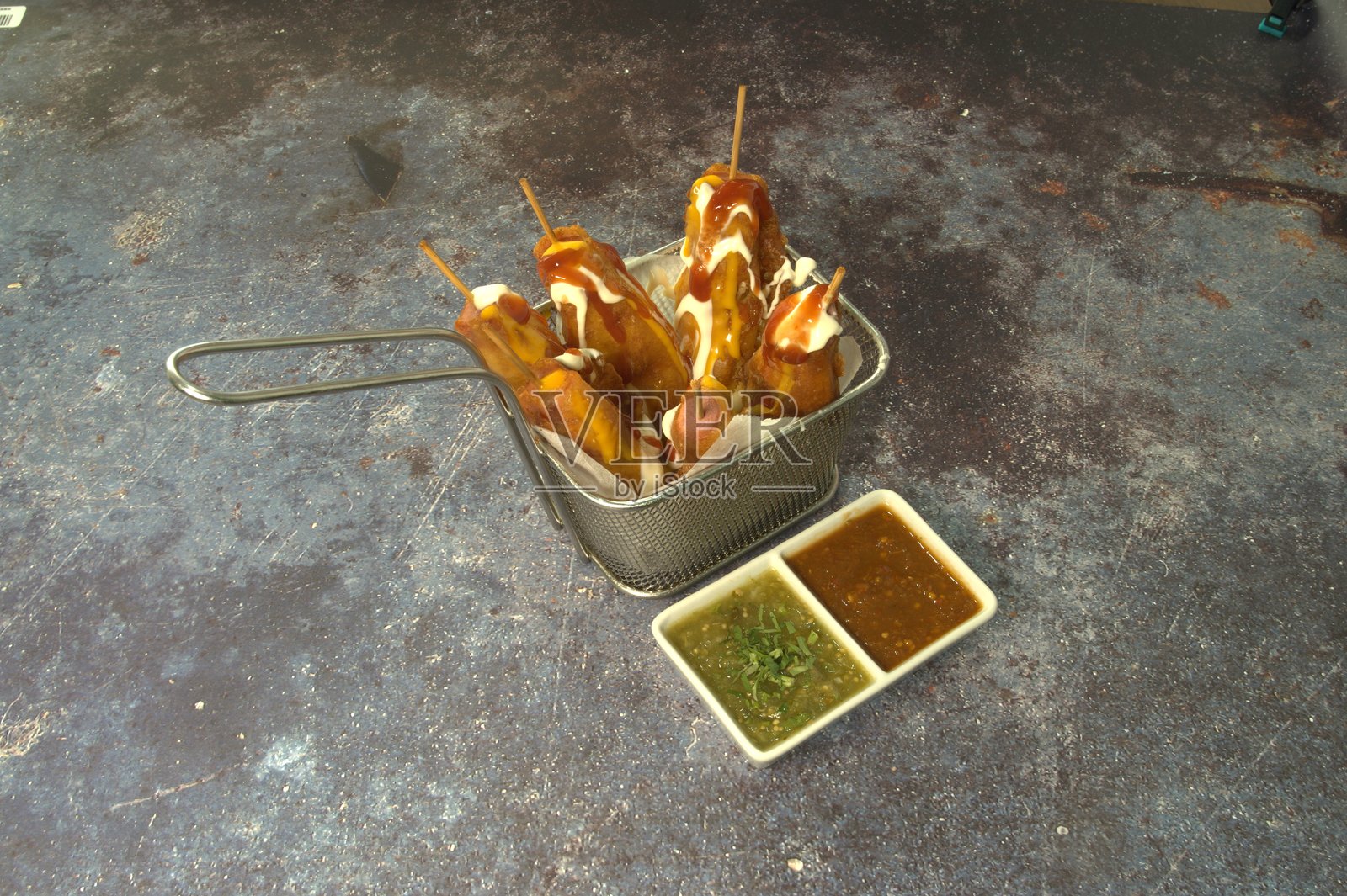 一盘带有白色酱汁的食物和一篮带有绿色酱汁的食物照片摄影图片