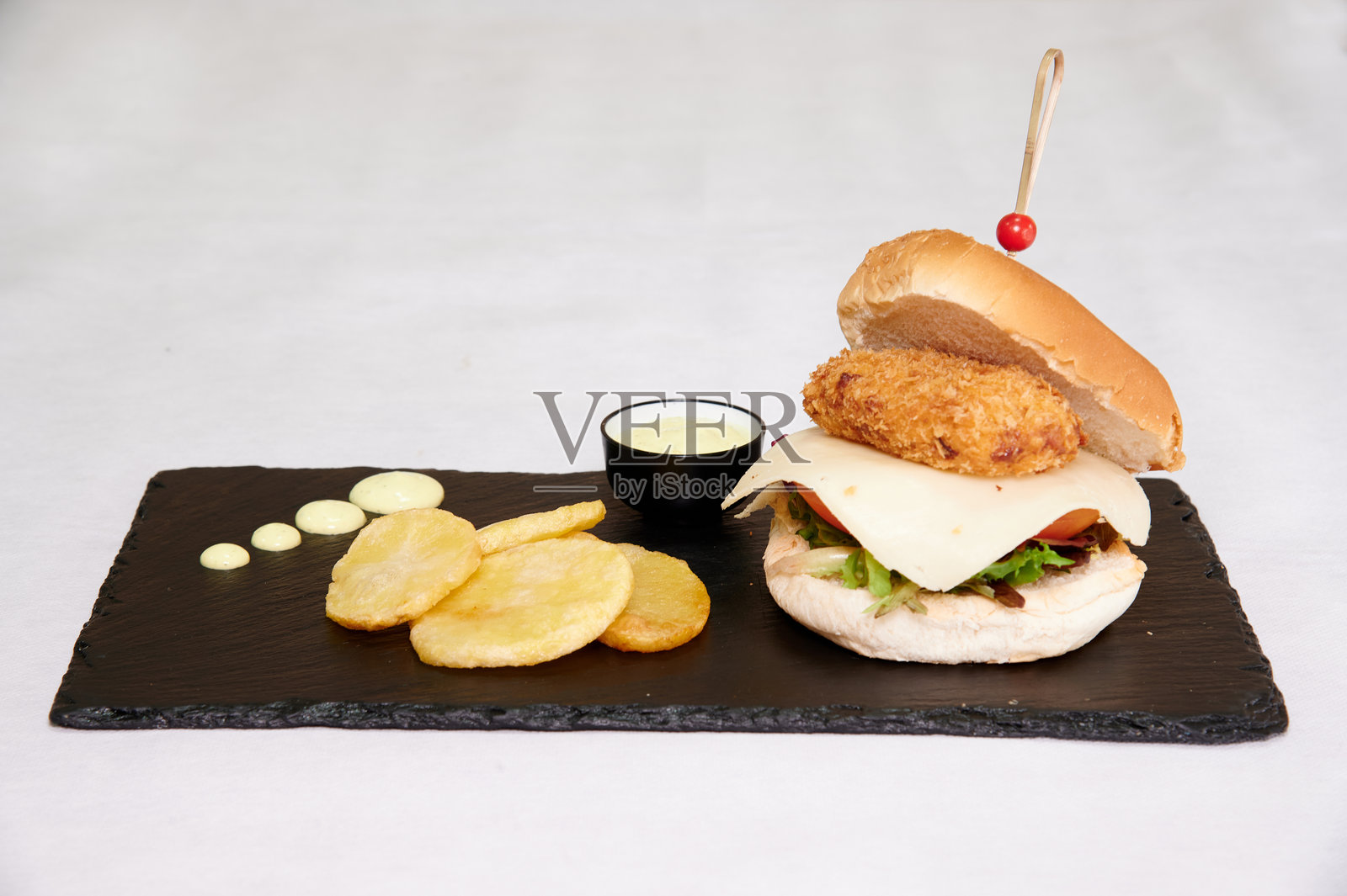 一个夹有肉片的汉堡包照片摄影图片