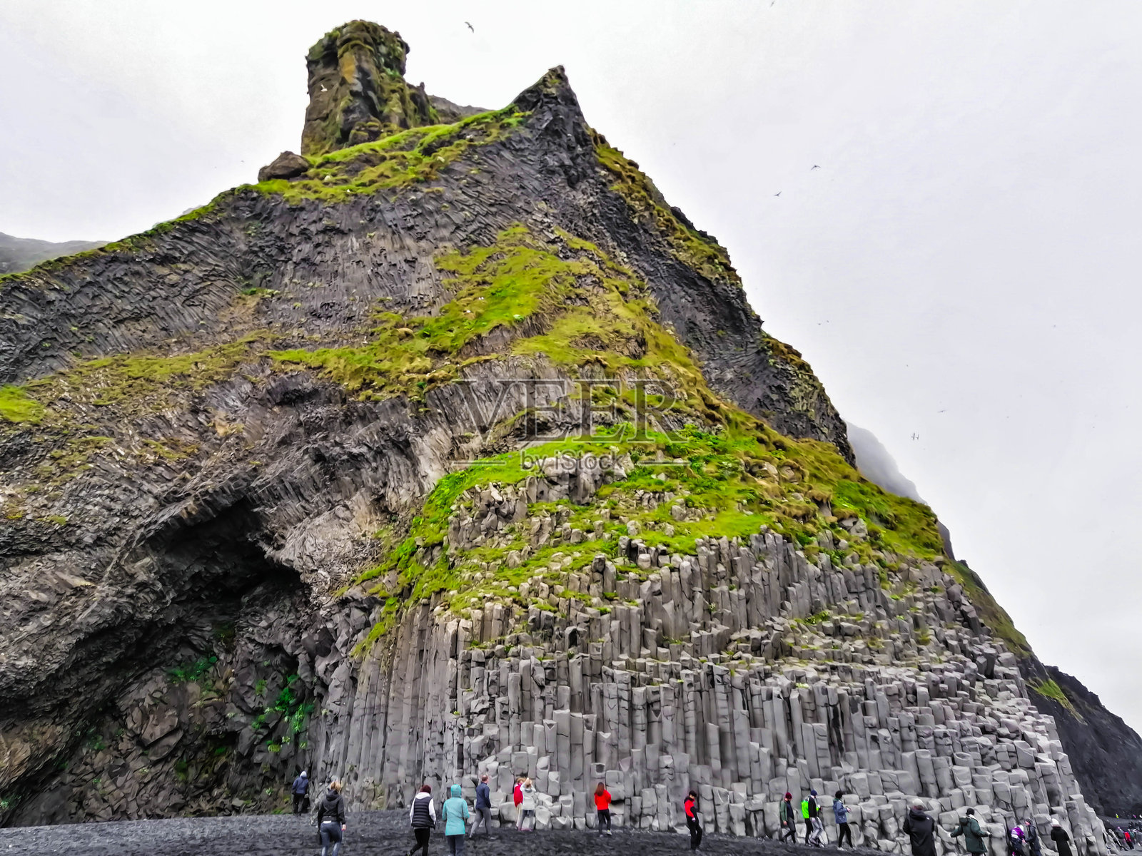冰岛维克 - 2029年7月14日:雷尼斯菲亚拉的玄武岩海堆(也称为维克海滩),位于冰岛南部的黑沙滩。照片摄影图片