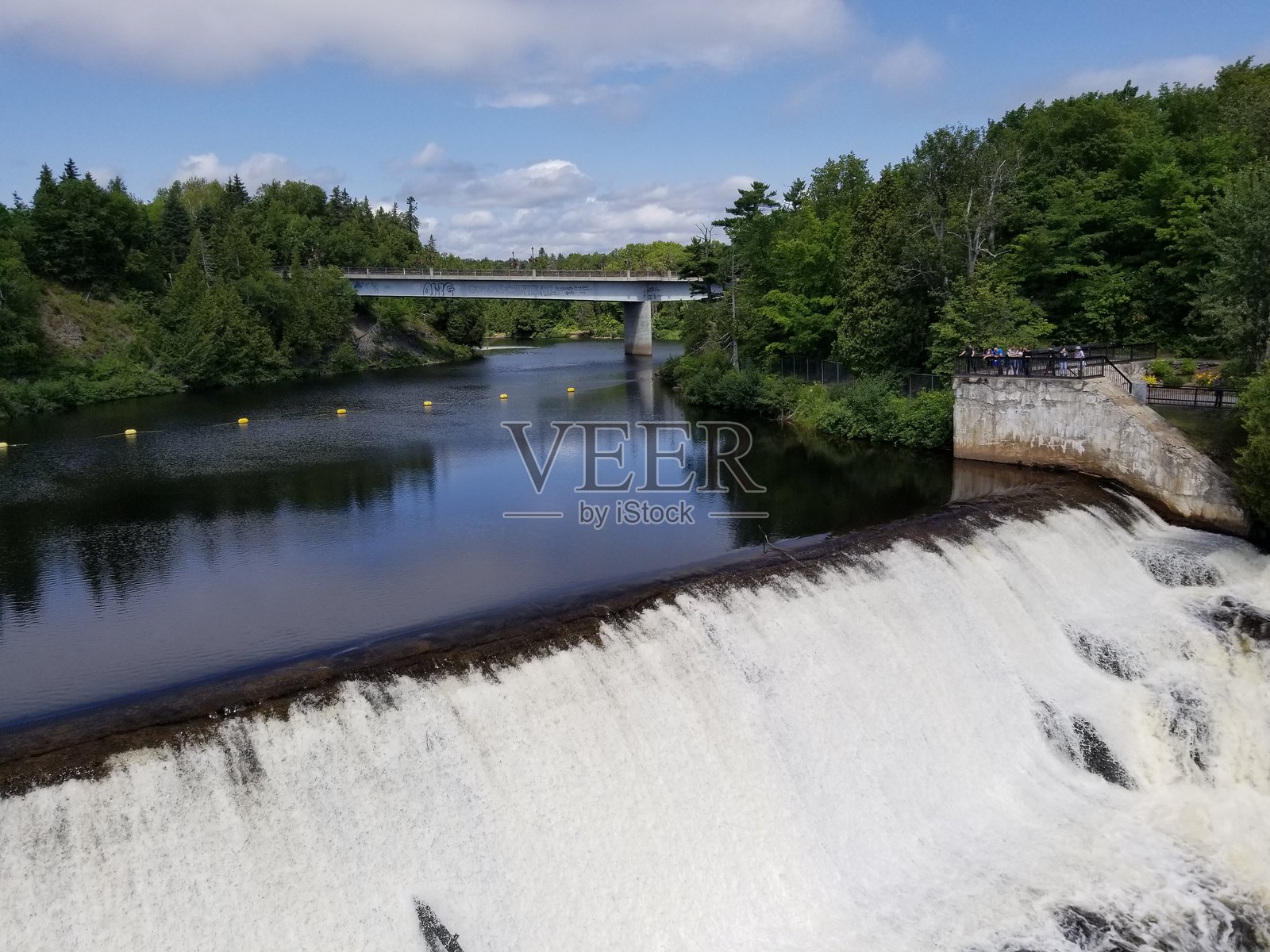 水流倾泻前的宁静照片摄影图片