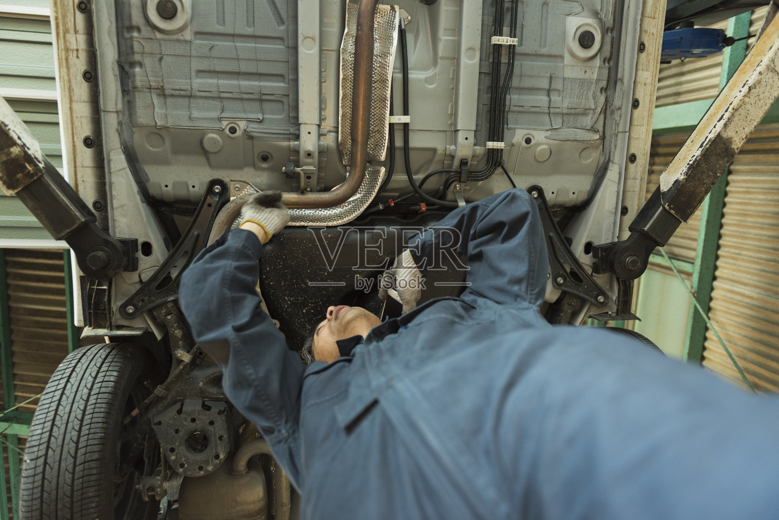 中年男性汽车修理工照片摄影图片