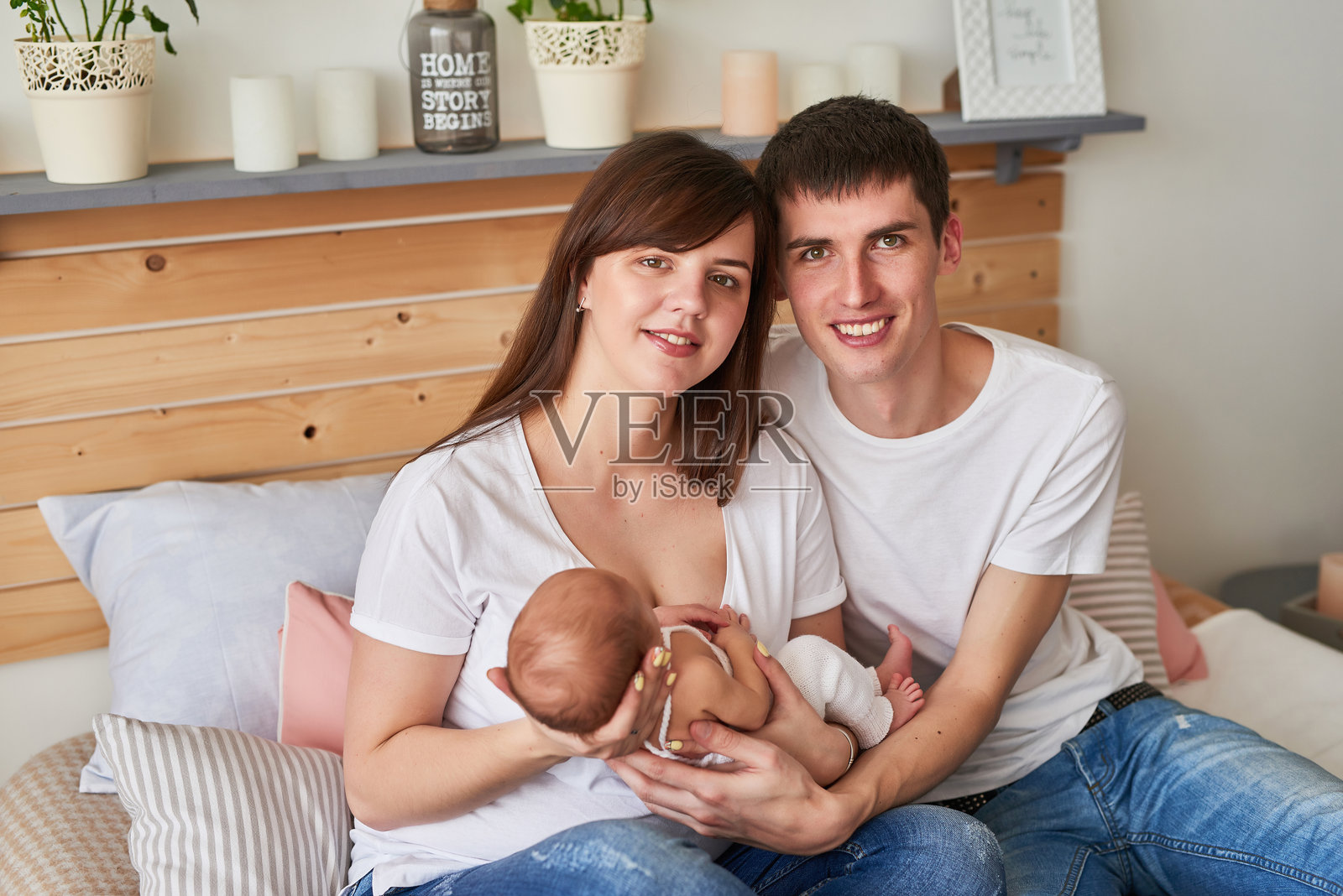 睡着的新生儿。健康的孩子，医院和幸福母亲的概念。婴儿。快乐的怀孕和分娩。儿童主题。婴儿和儿童用品。照片摄影图片