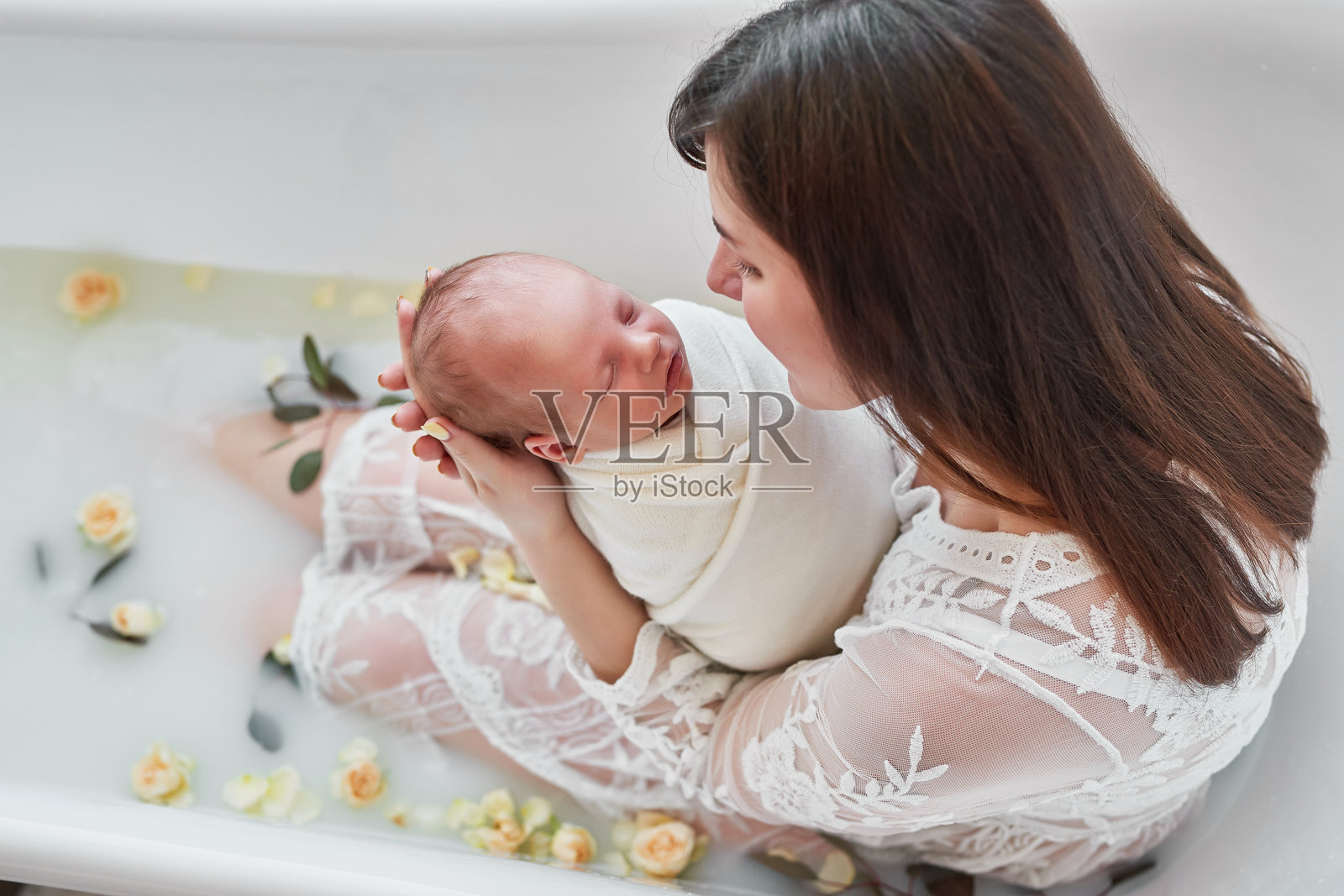 睡着的新生儿。健康的孩子，医院和幸福母亲的概念。婴儿。快乐的怀孕和分娩。儿童主题。婴儿和儿童用品。照片摄影图片