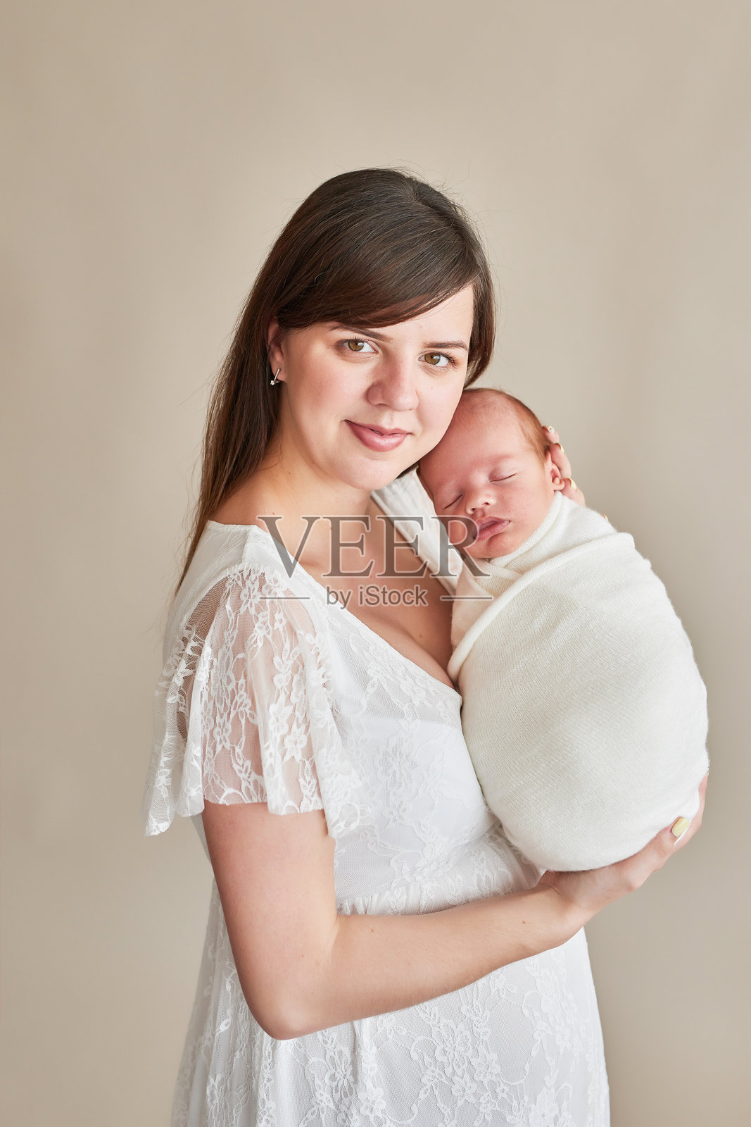 睡着的新生儿。健康的孩子，医院和幸福母亲的概念。婴儿。快乐的怀孕和分娩。儿童主题。婴儿和儿童用品。照片摄影图片