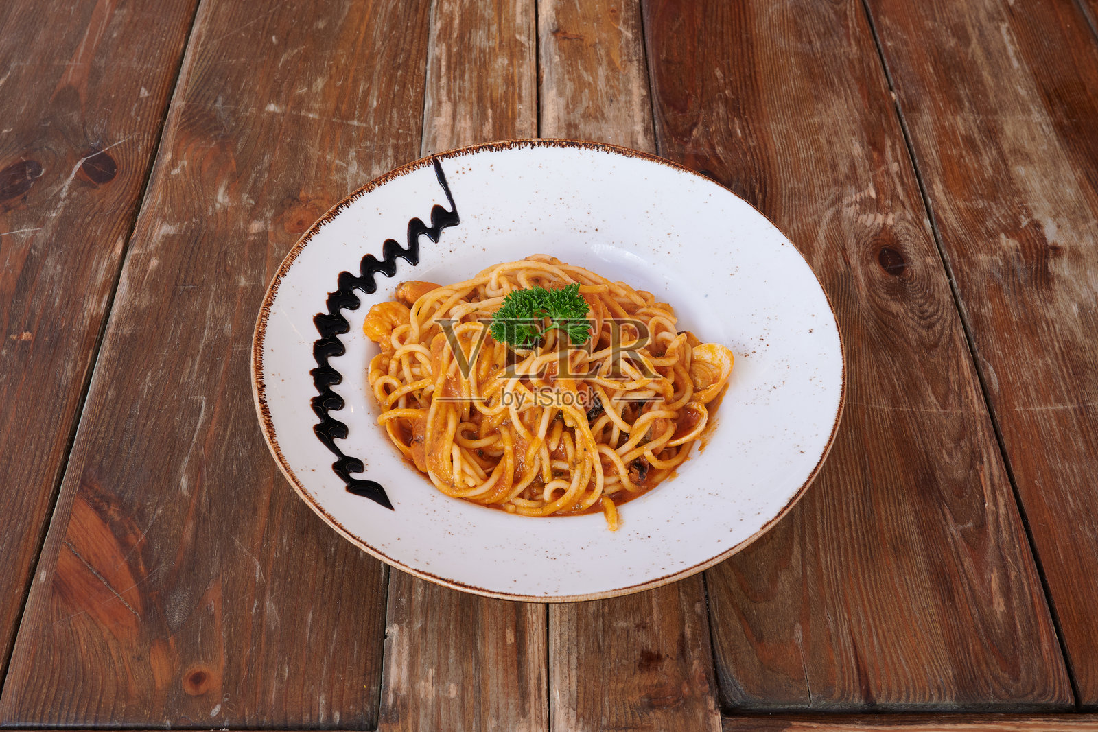 一盘意大利面上放着一支黑色马克笔照片摄影图片