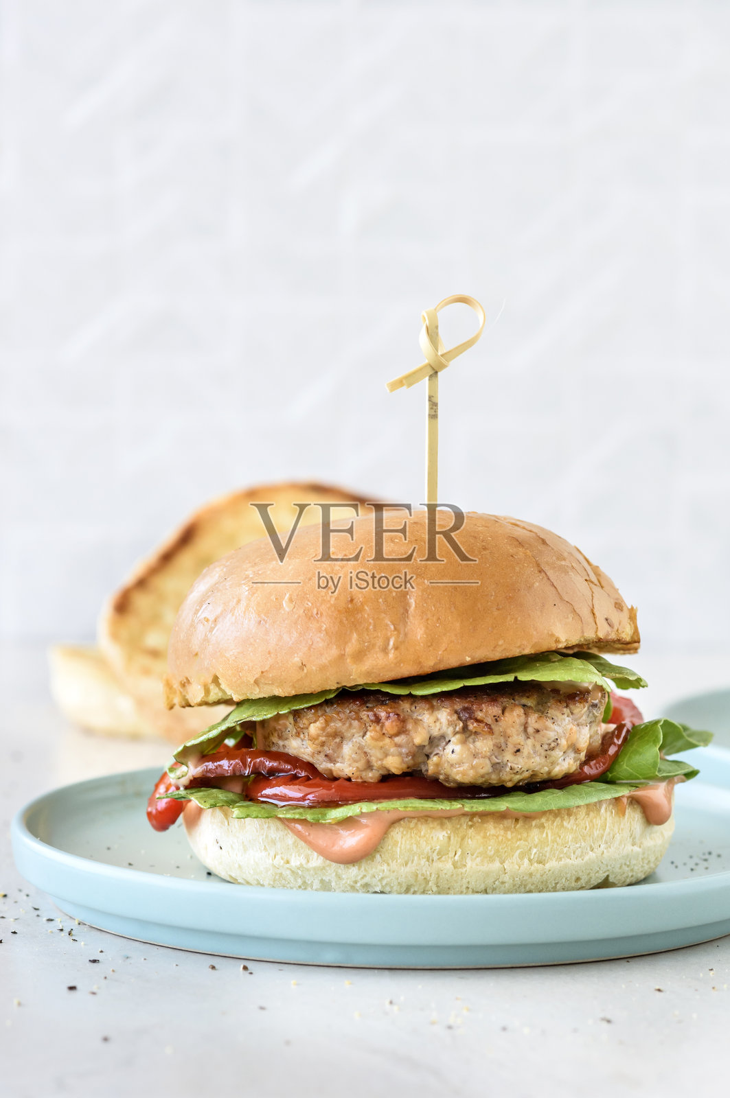 汉堡配辣椒蛋黄酱调料照片摄影图片