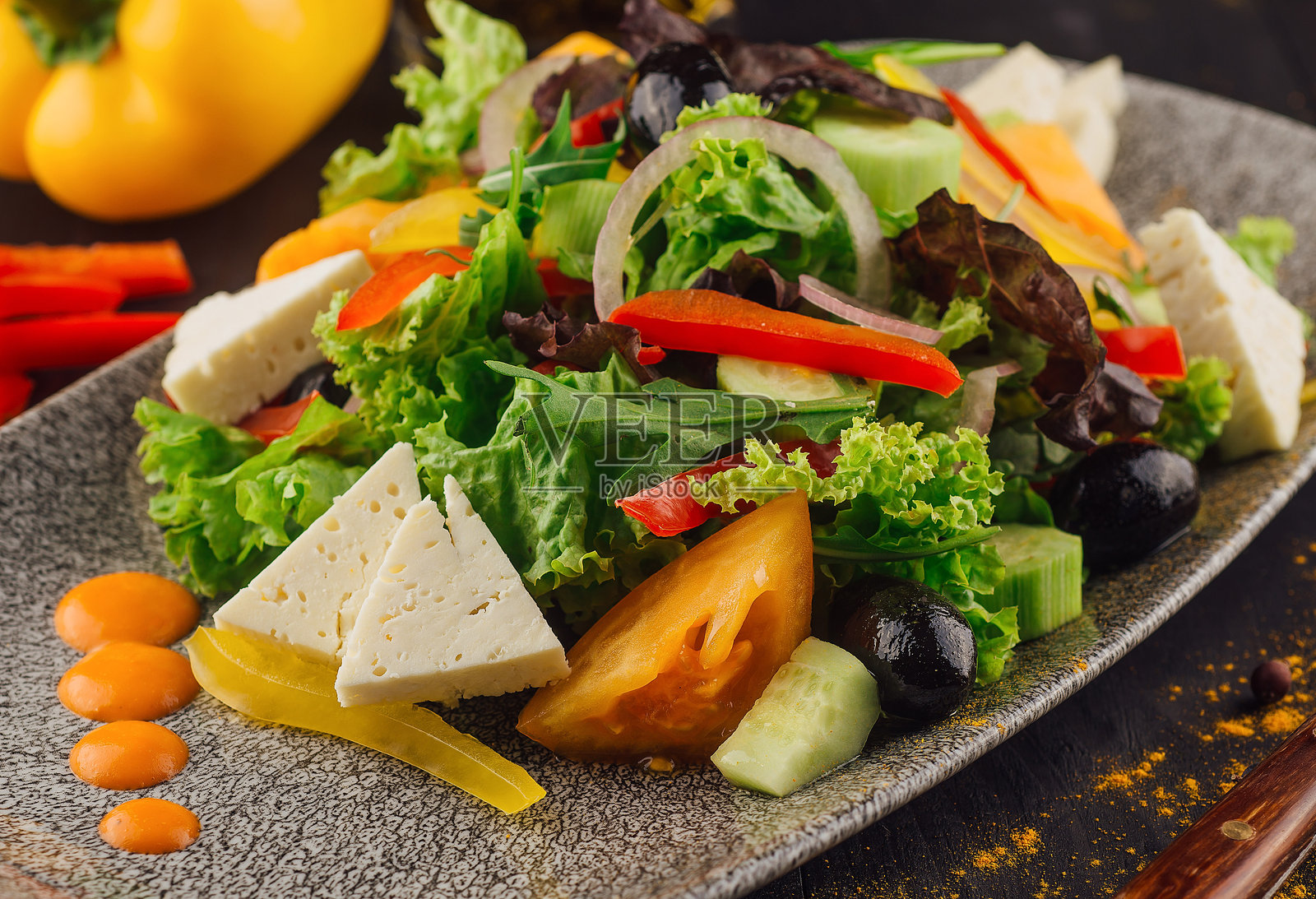 新鲜的希腊沙拉配羊奶酪放在餐厅桌上照片摄影图片