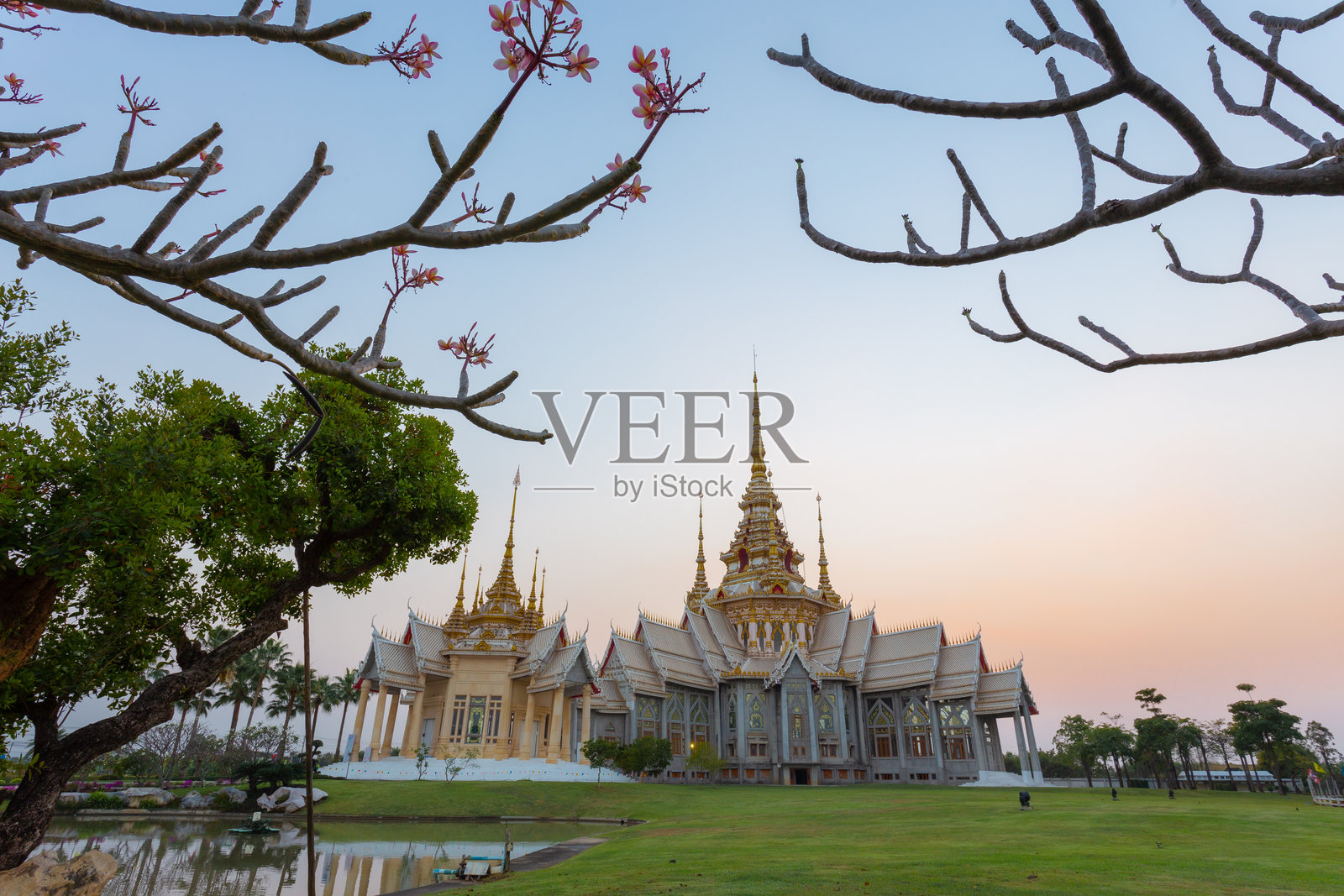 在那空叻差斯马的西基奥区，Wat Non Kum或Wat Luang Pho To的傍晚之美照片摄影图片