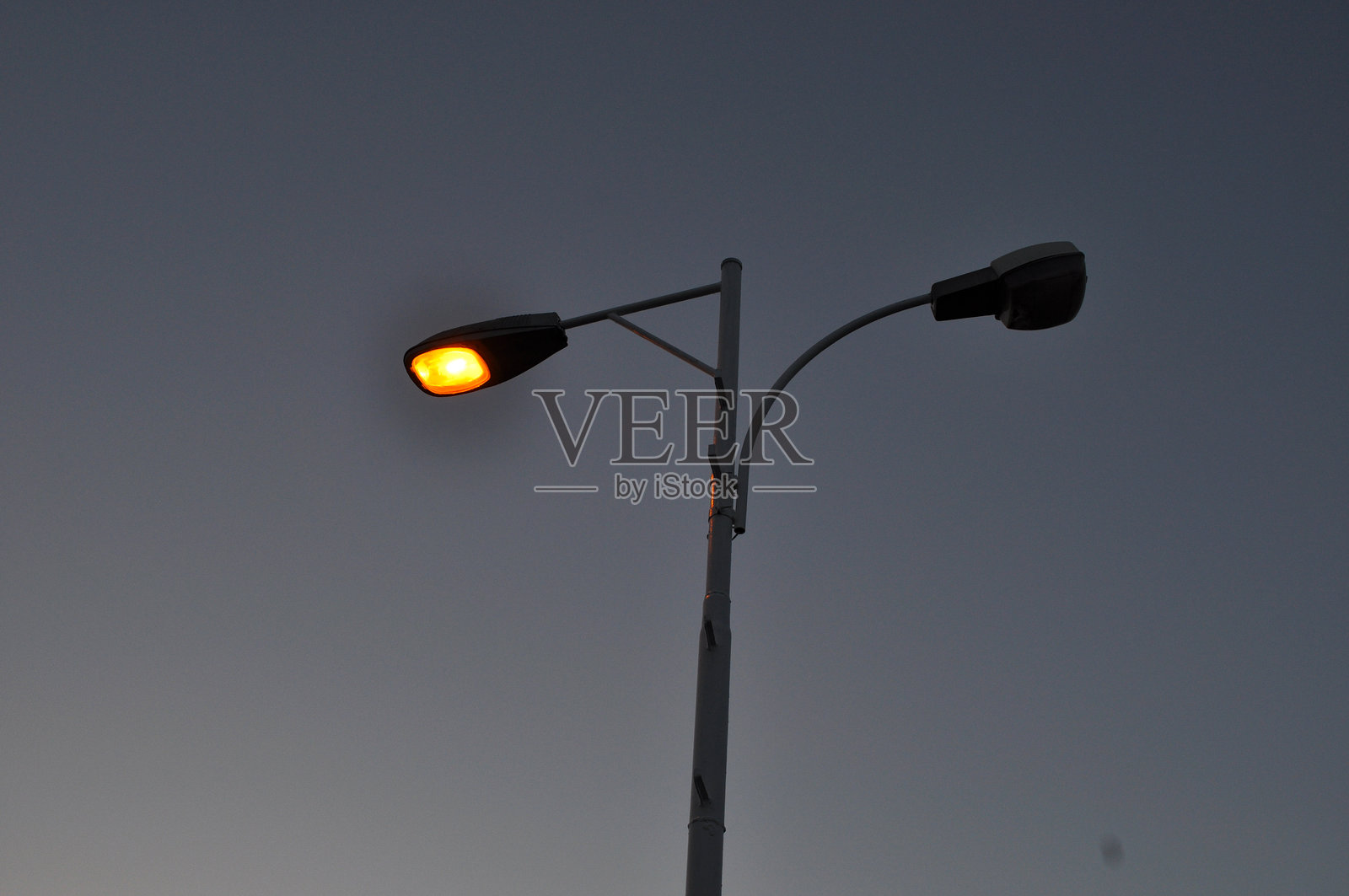 黄昏时分的照明街灯照片摄影图片