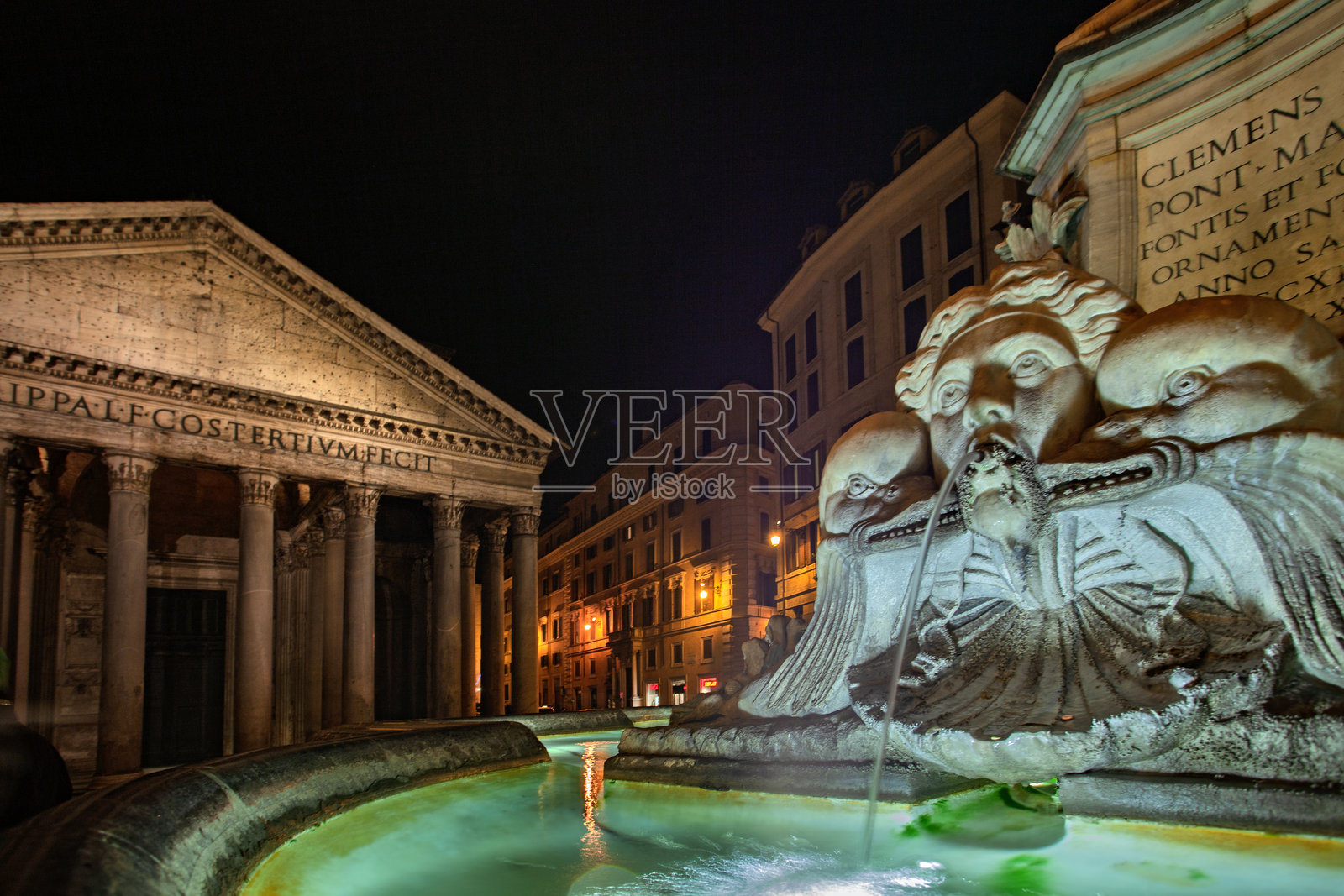 罗马万神殿广场的夜间摄影。罗马罗通达广场喷泉的细节照片摄影图片
