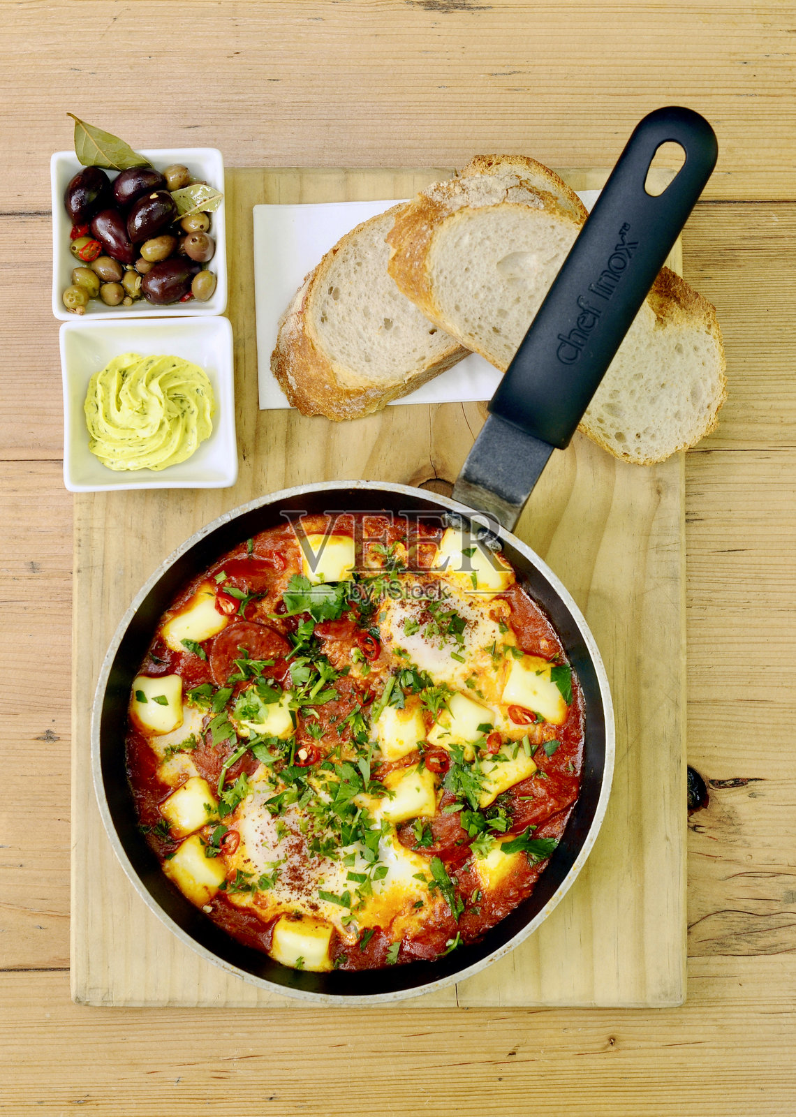 沙克舒卡，配面包和橄榄的煎蛋早餐照片摄影图片