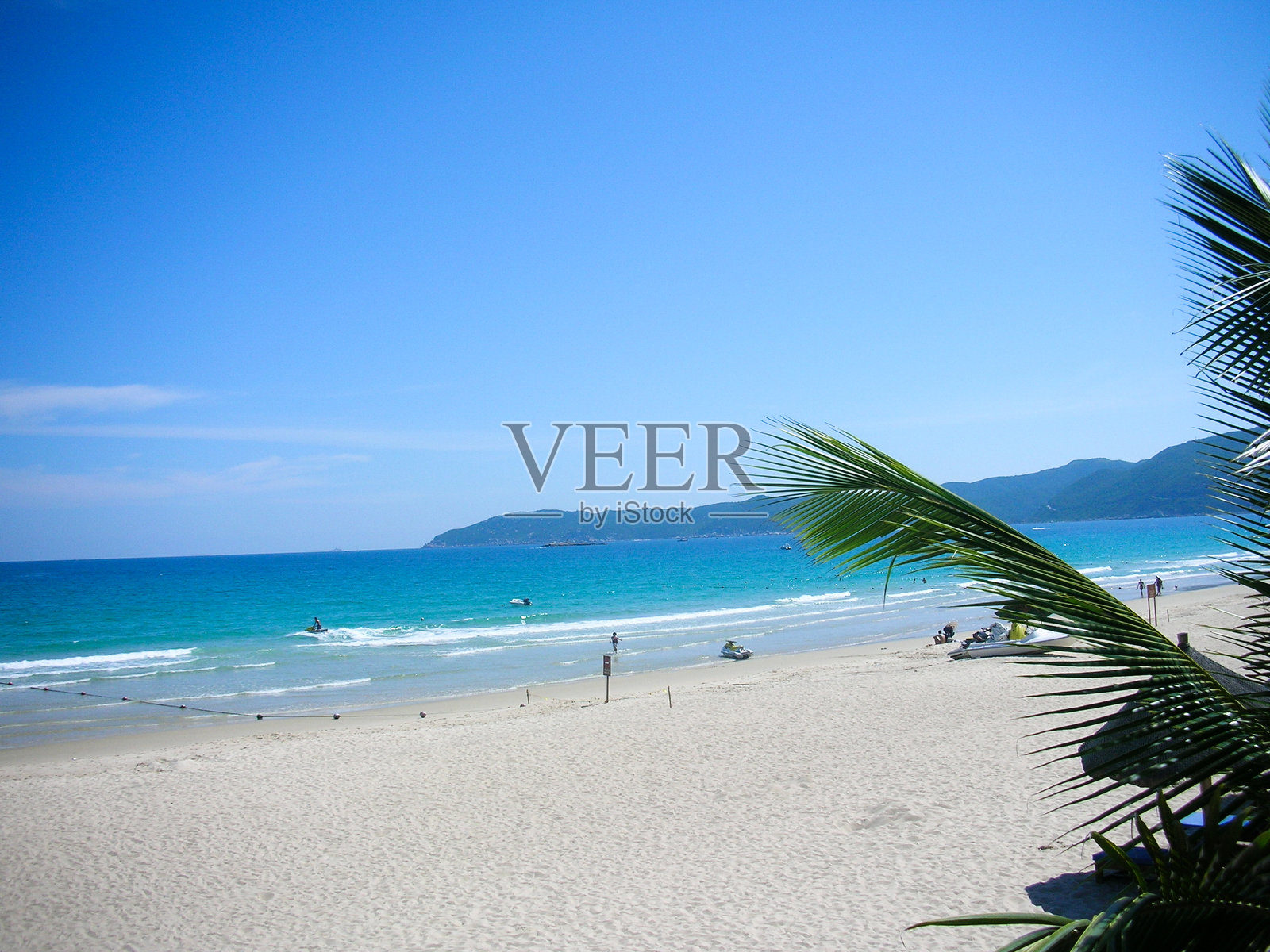 海南三亚海边的沙滩照片摄影图片