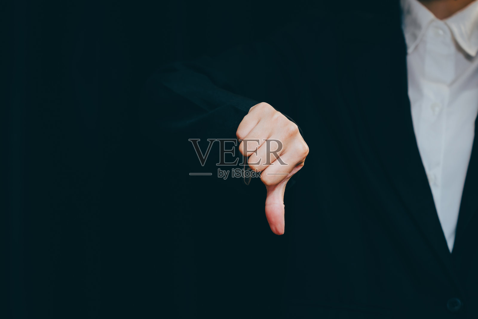 表示不赞同的手势，竖起大拇指向下，商业概念照片摄影图片