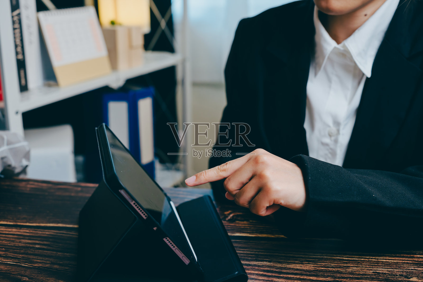 现代工作环境中使用平板设备的商务人士，商业概念照片摄影图片