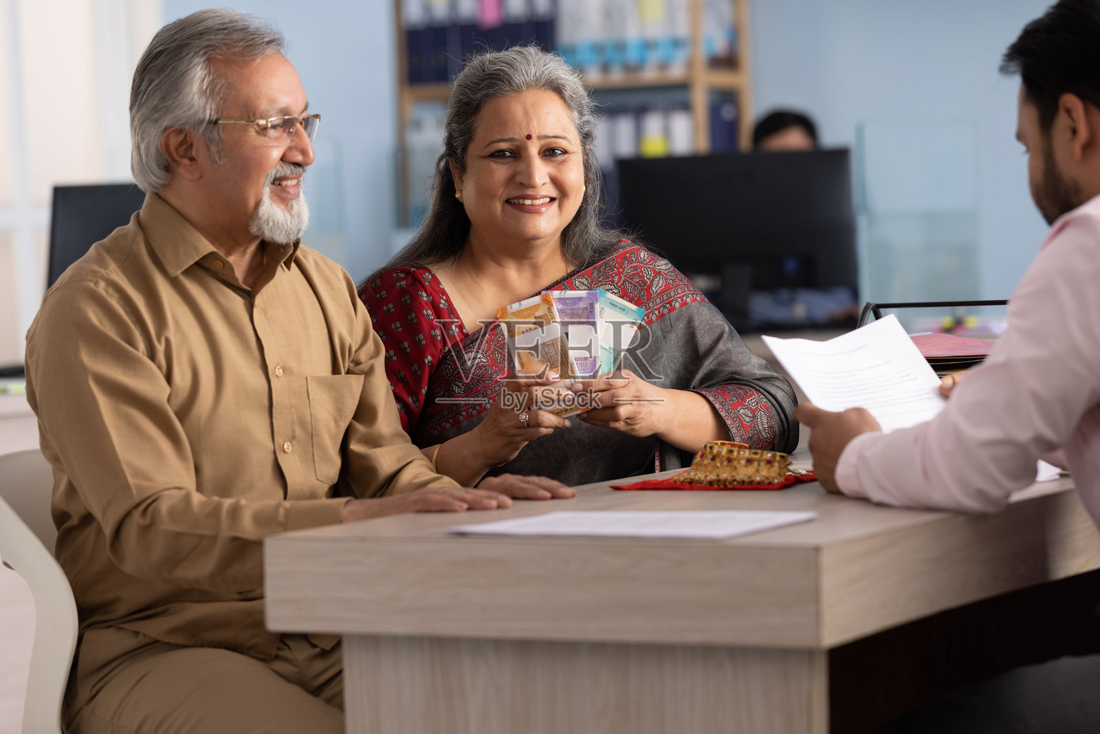 老年夫妇与财务顾问会面照片摄影图片