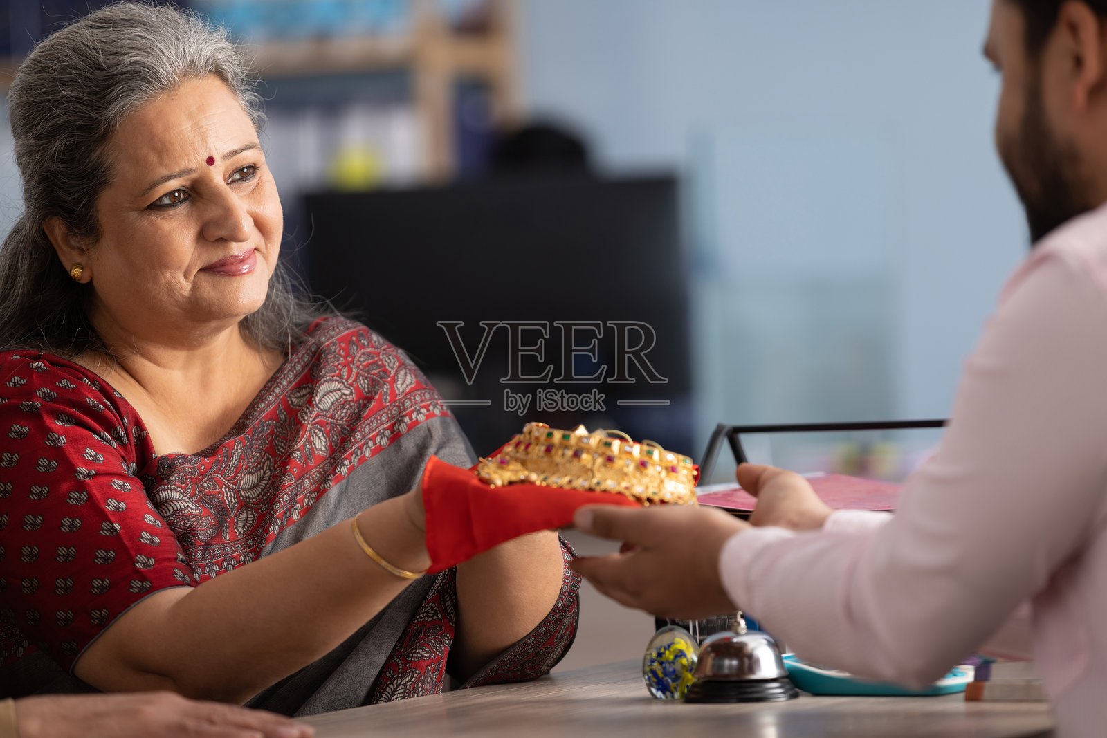 老年夫妇与财务顾问会面照片摄影图片