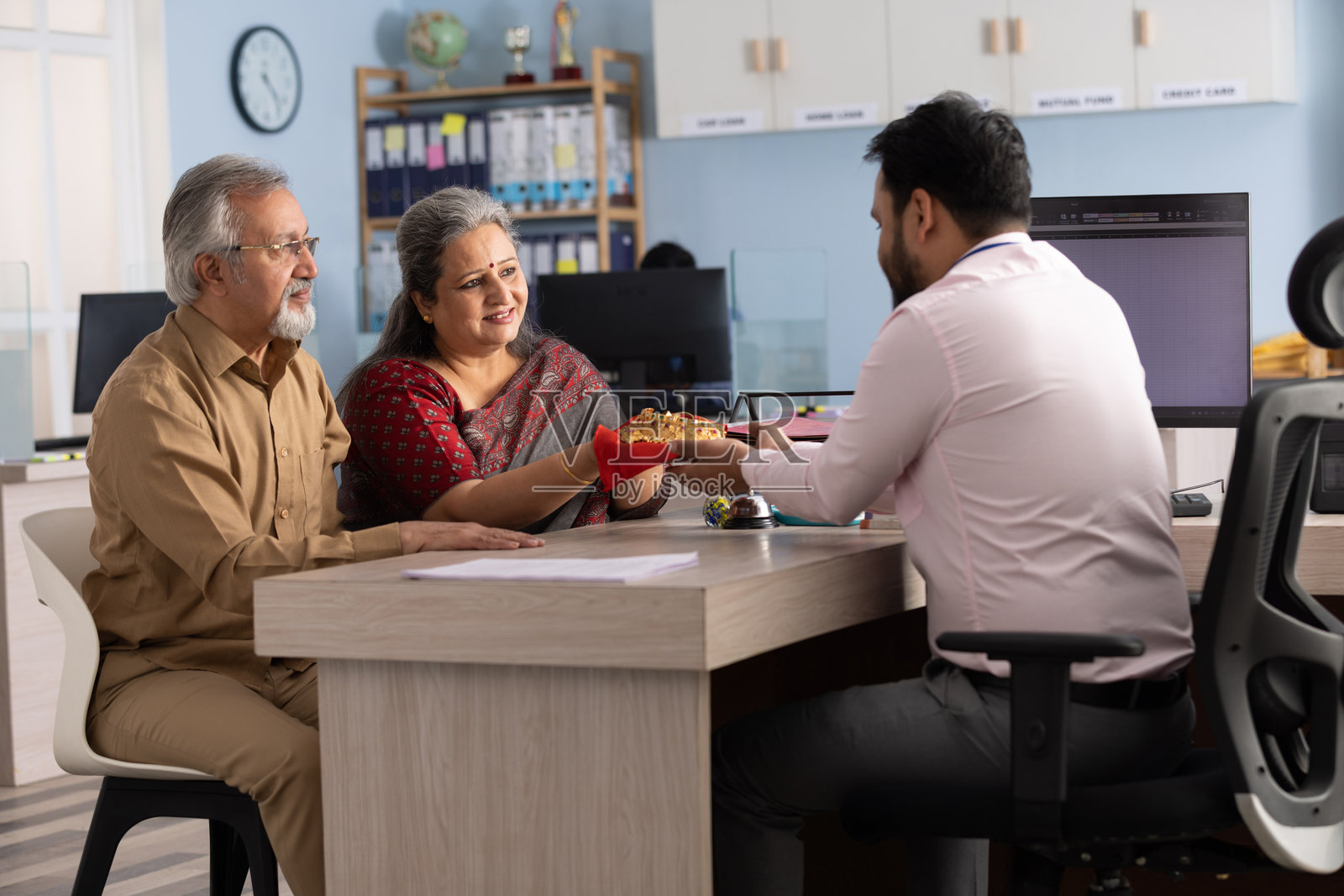 老年夫妇与财务顾问会面照片摄影图片