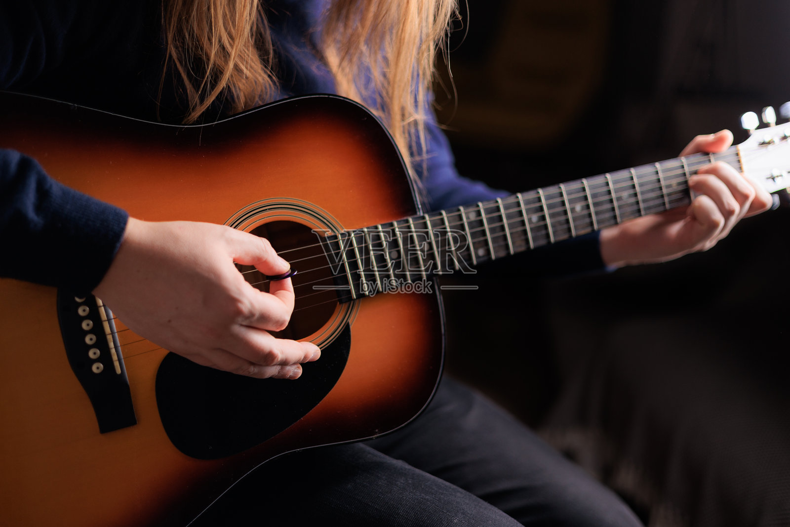 音乐家弹奏原声吉他照片摄影图片