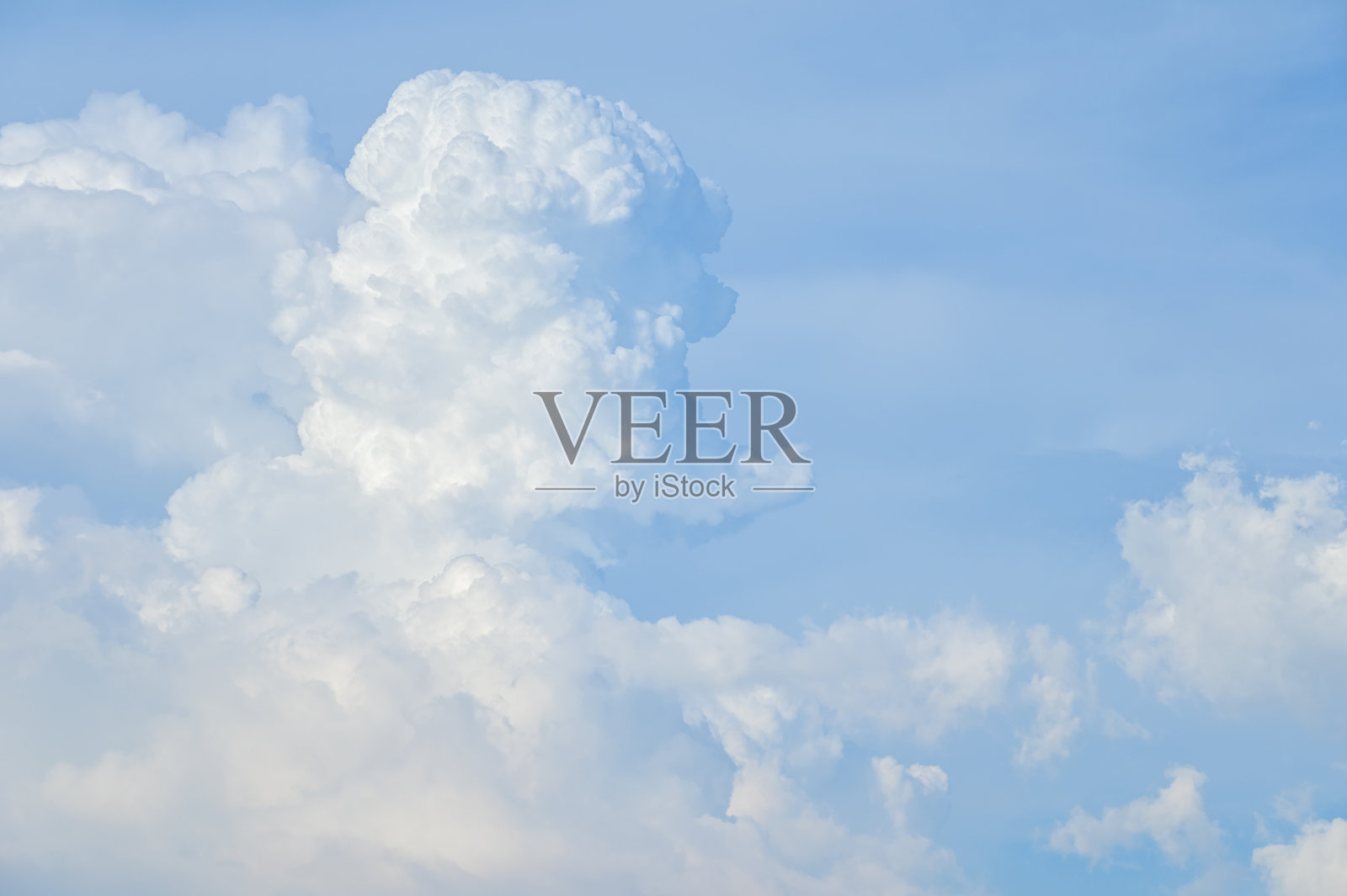 蓝天上飘着大朵蓬松的白云。戏剧性的云景。照片摄影图片