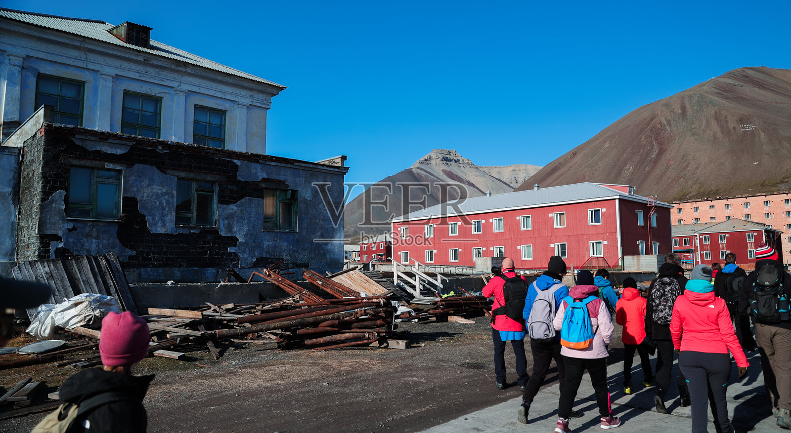 在晴朗的蓝天下探索斯瓦尔巴群岛皮拉米登的废弃建筑照片摄影图片