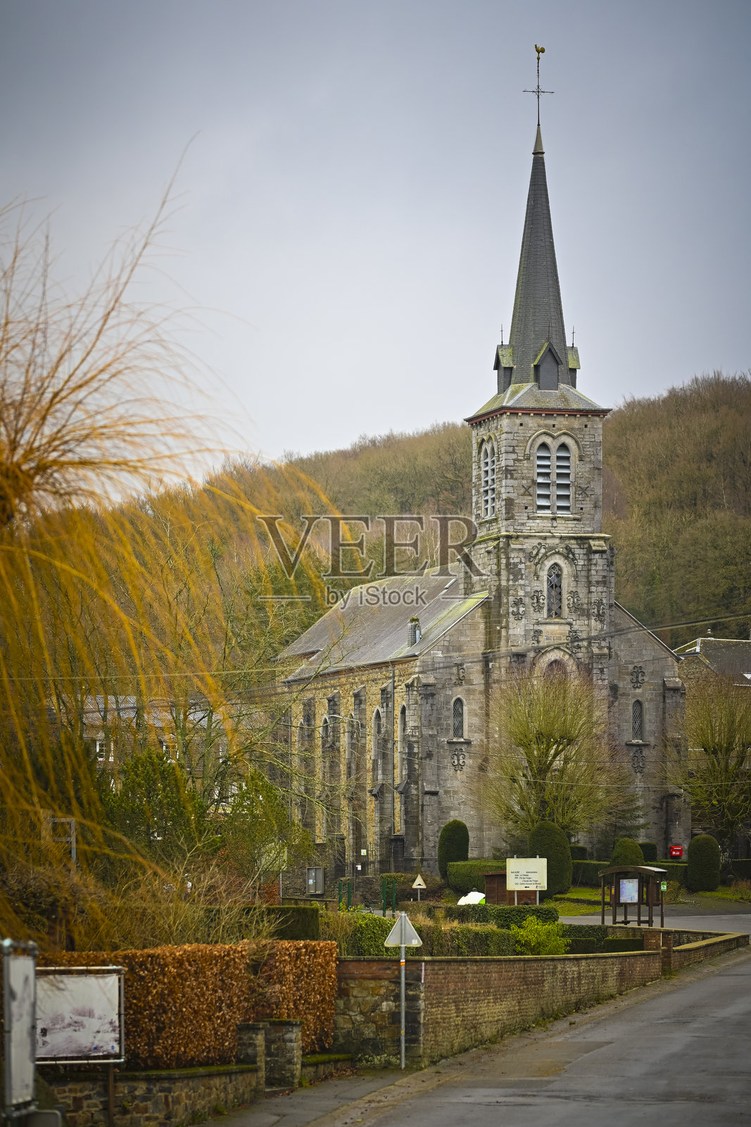 比利时瓦隆大区圣于贝尔附近的米尔瓦特村庄及教堂景观照片摄影图片