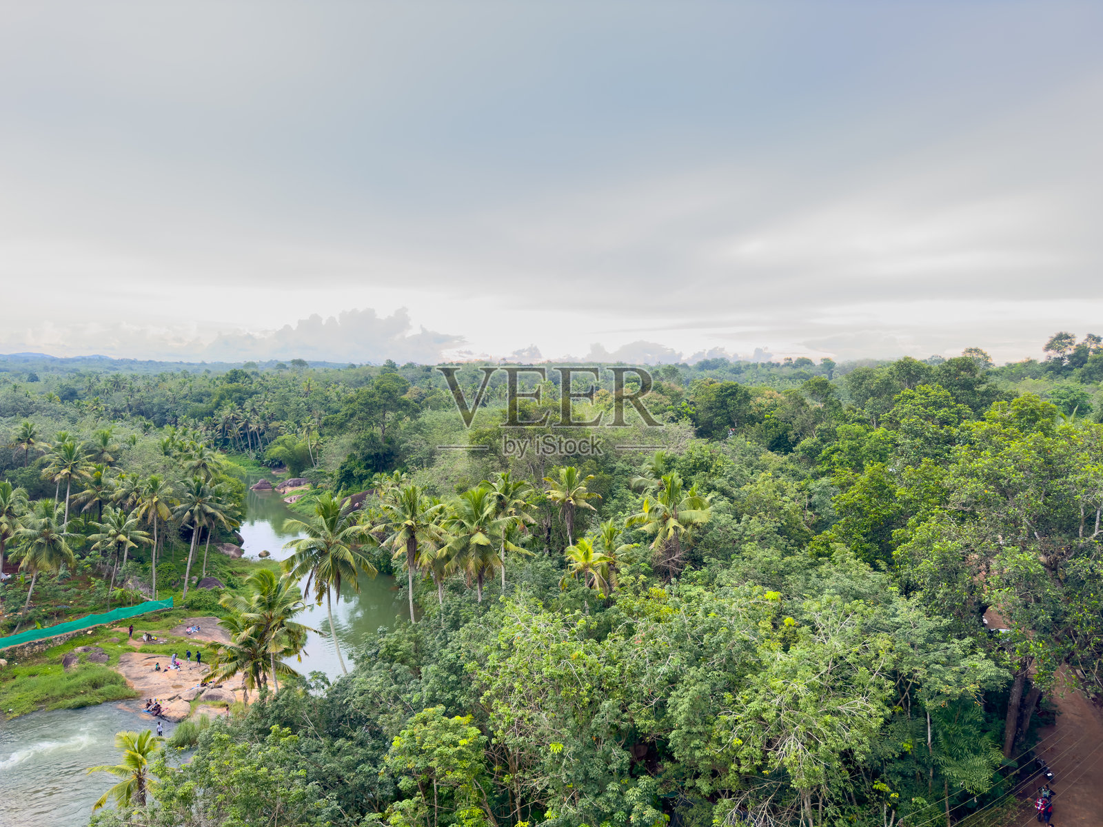 从马图尔高架渠俯瞰的河流景观，马图尔高架渠是位于泰米尔纳德邦坎尼亚库马里区的一座高架混凝土渠。照片摄影图片