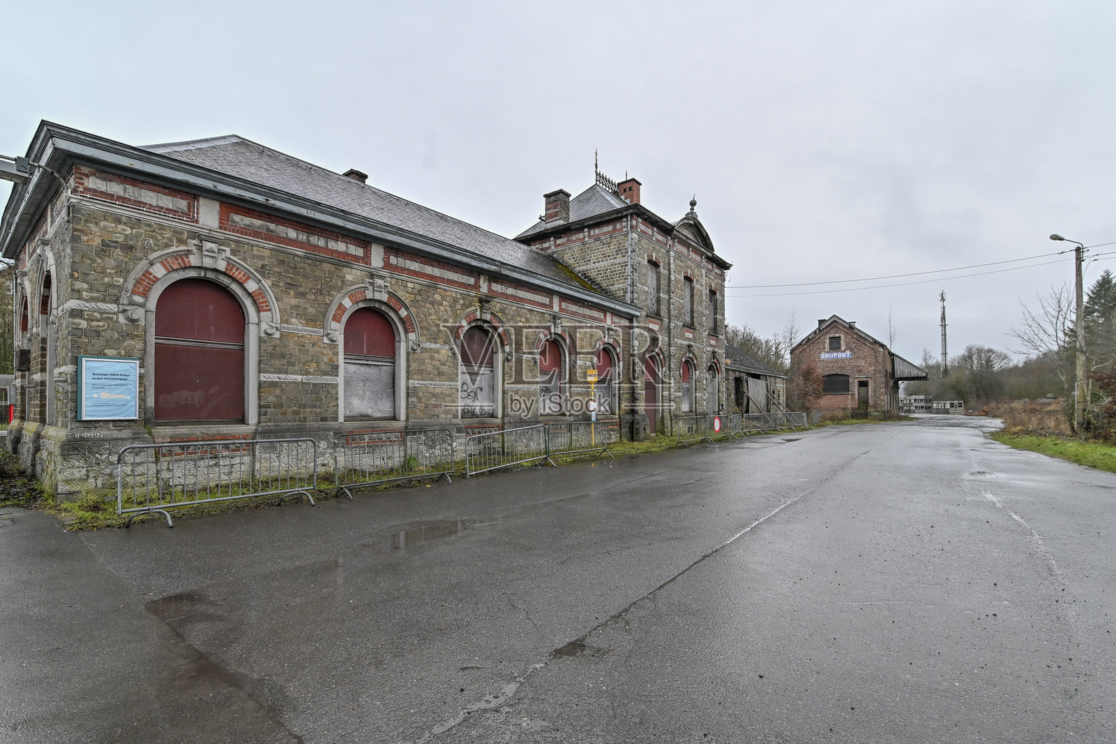 比利时瓦隆大区格鲁蓬特的NMBS SNCB火车站景观照片摄影图片