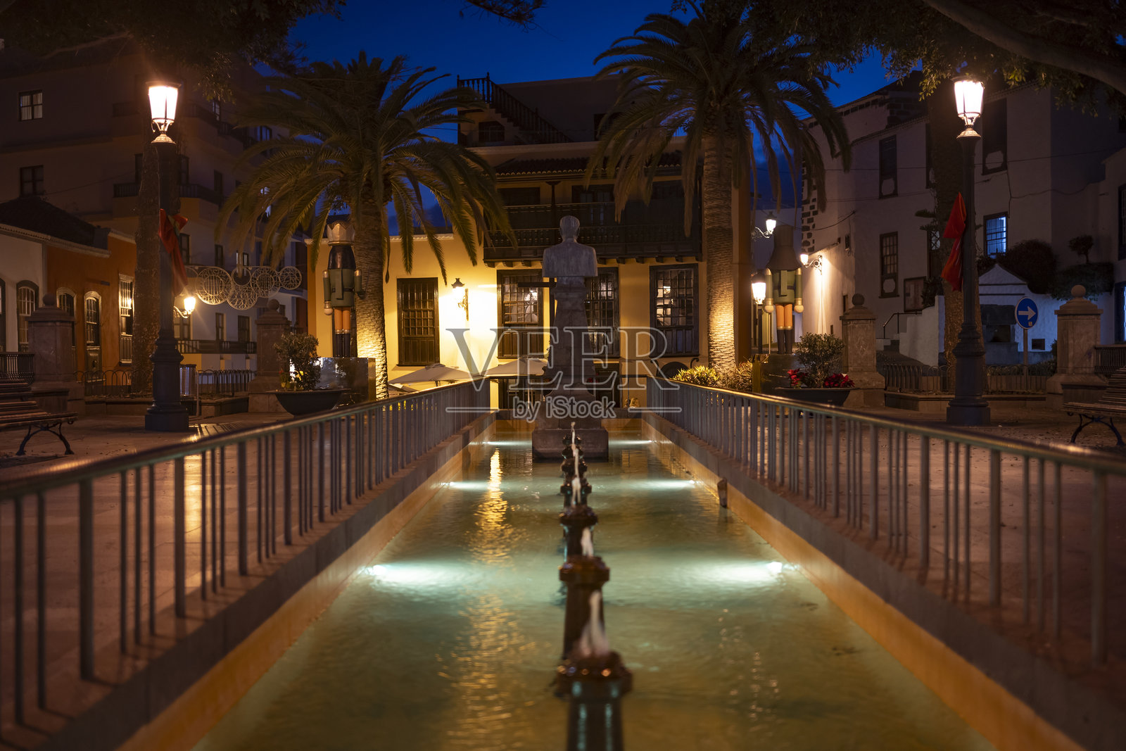 圣克鲁斯拉帕尔马的阿拉梅达广场景观，西班牙加那利群岛，雕像为佩雷斯·卡马乔博士的半身像照片摄影图片