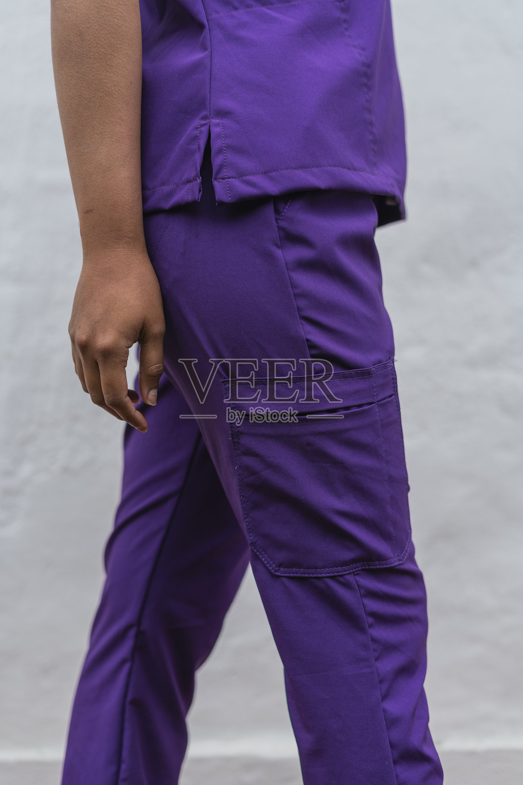 快乐的拉丁美洲女佣在酒店工作，手里拿着毛巾，微笑着看向镜头。照片摄影图片