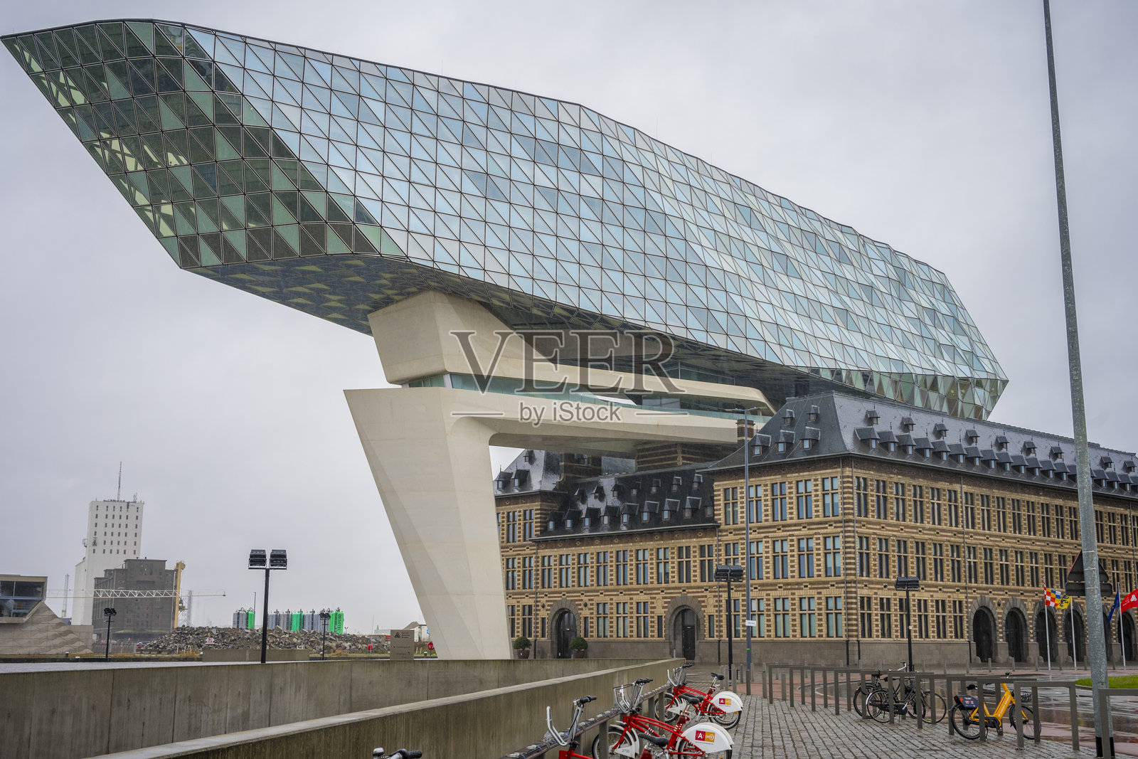 扎哈·哈迪德设计的哈芬豪斯，安特卫普布鲁日港务局的所在地照片摄影图片