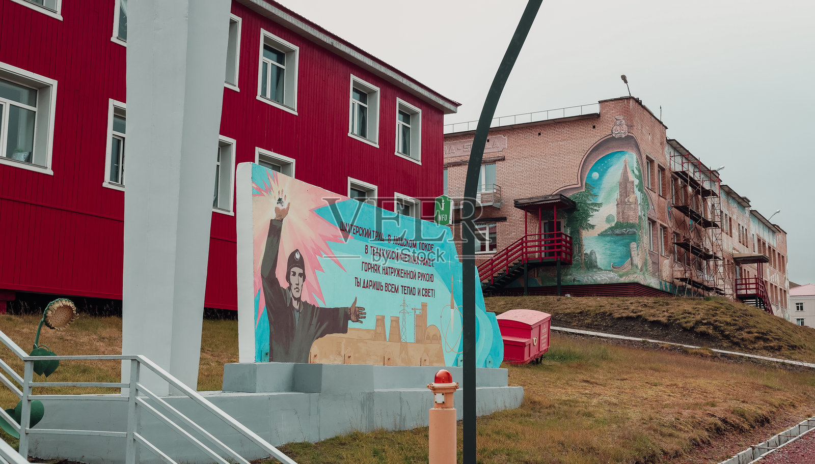 巴伦茨堡斯瓦尔巴特展示了色彩斑斓的建筑和生动的壁画，尽管天气阴云密布。照片摄影图片