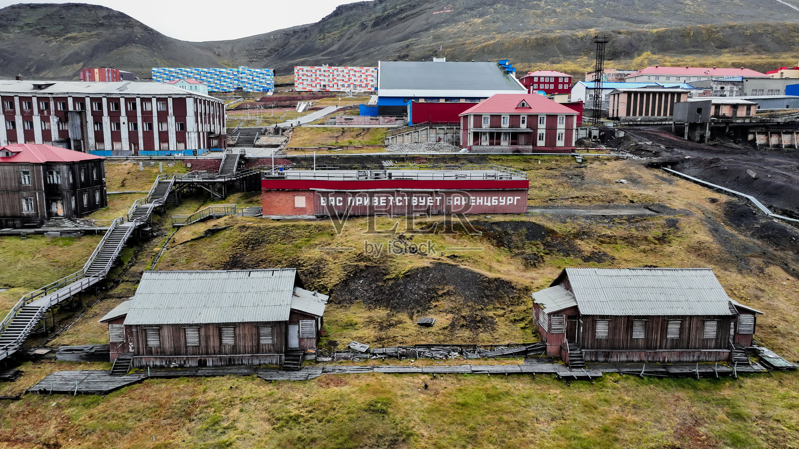在斯瓦尔巴群岛的风景中探索巴伦茨堡的历史遗址和生动建筑照片摄影图片