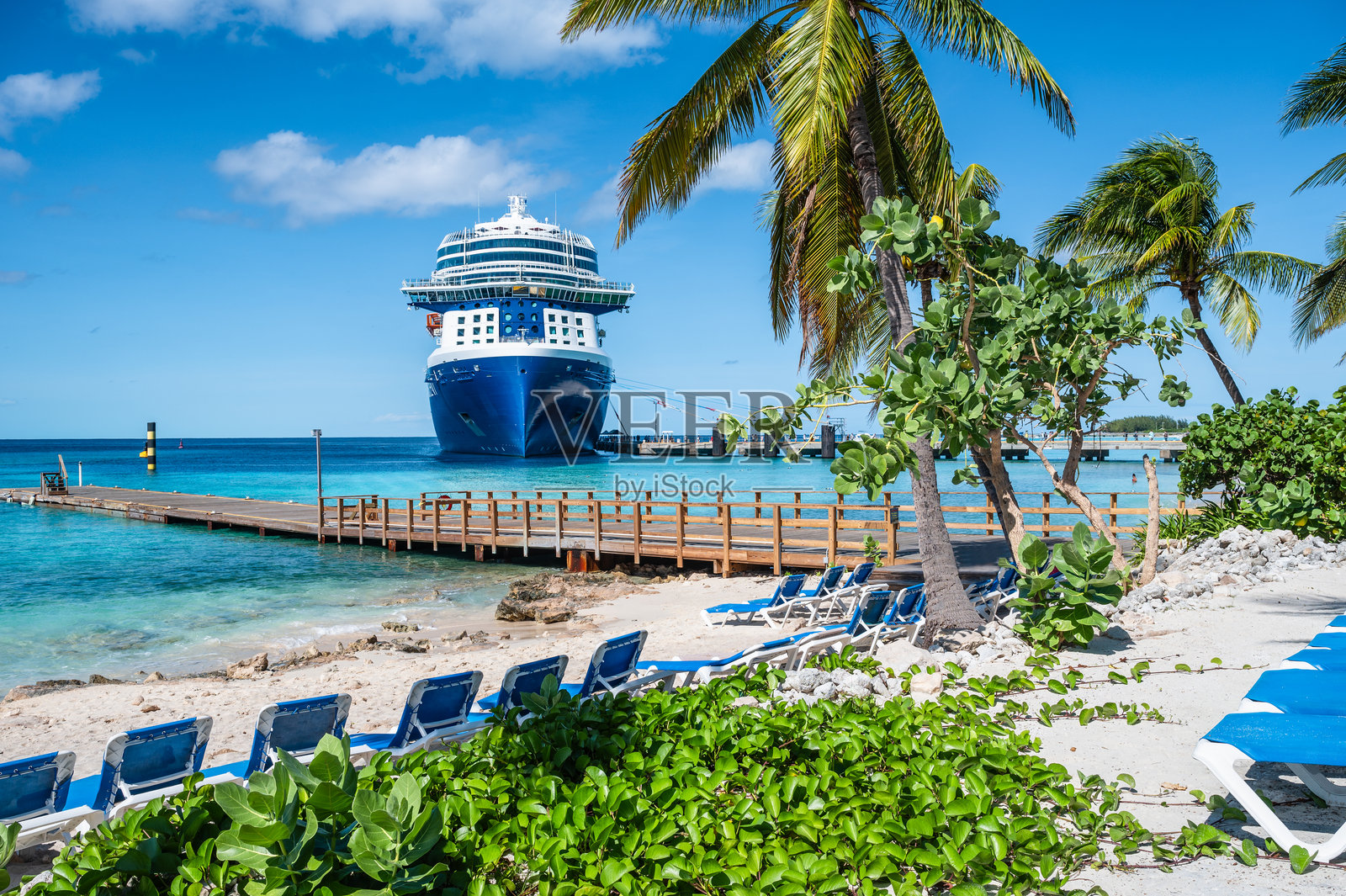 名人邮轮在大特克岛的海滩上。照片摄影图片