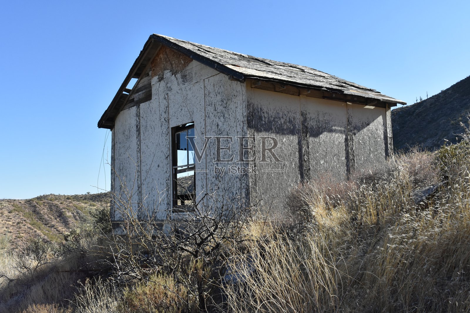 亚利桑那州旧矿区的废弃小屋与窗户照片摄影图片