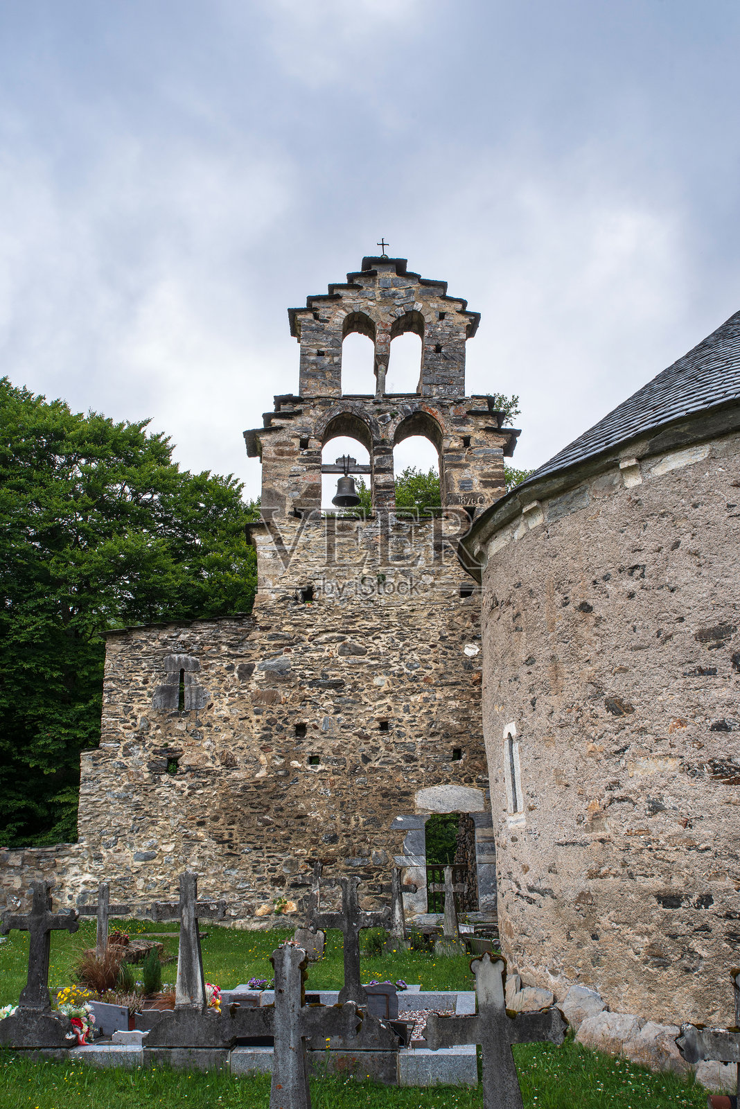 比利牛斯山脉中的小教堂照片摄影图片