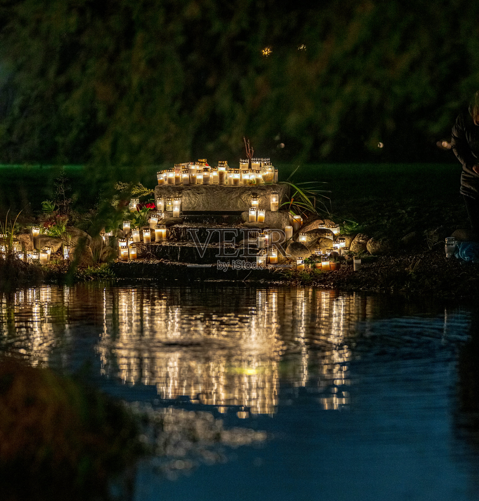 万圣节前夕墓地里的祭奠蜡烛。照片摄影图片