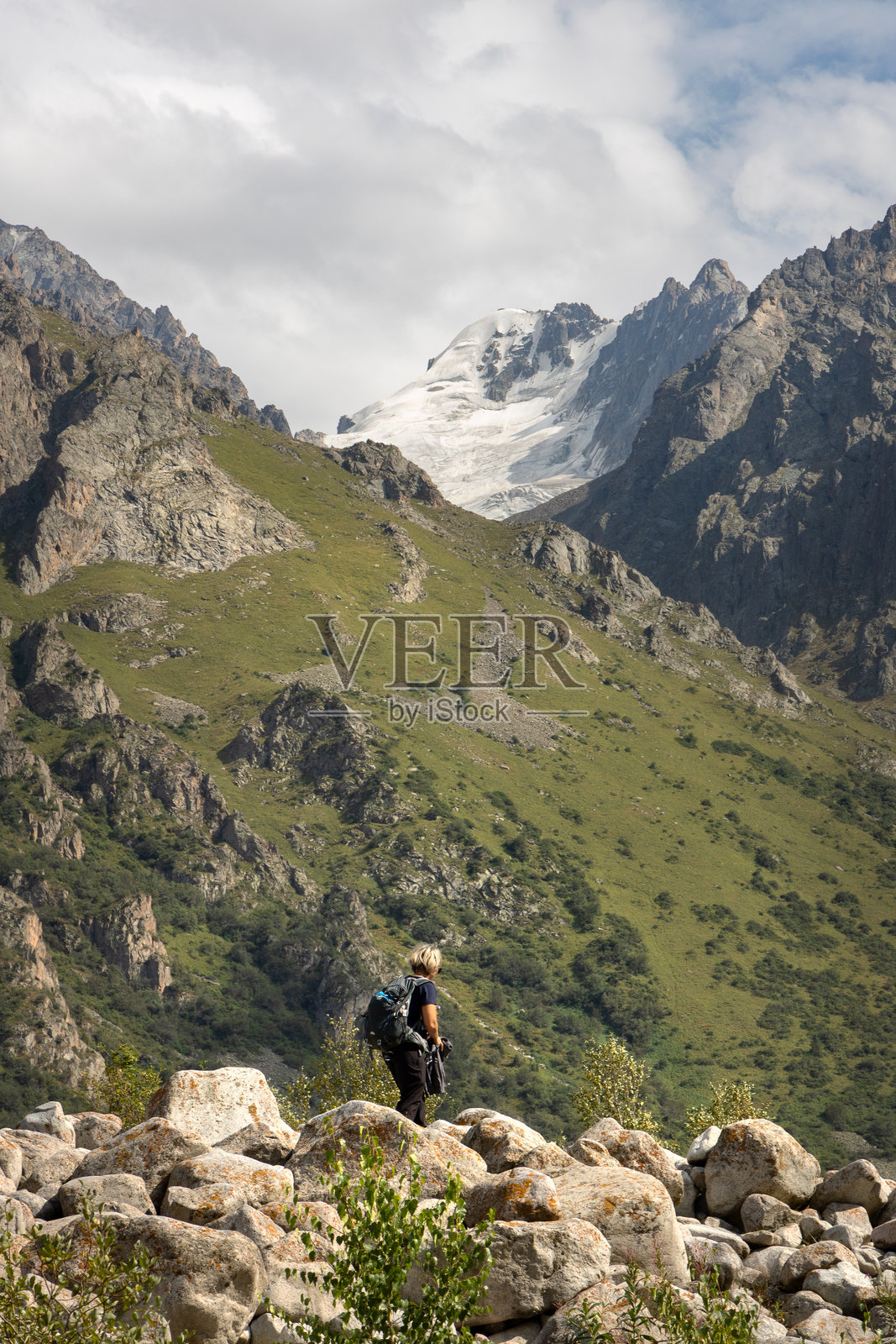 独自女性旅行者在吉尔吉斯斯坦的美丽风景中徒步旅行照片摄影图片