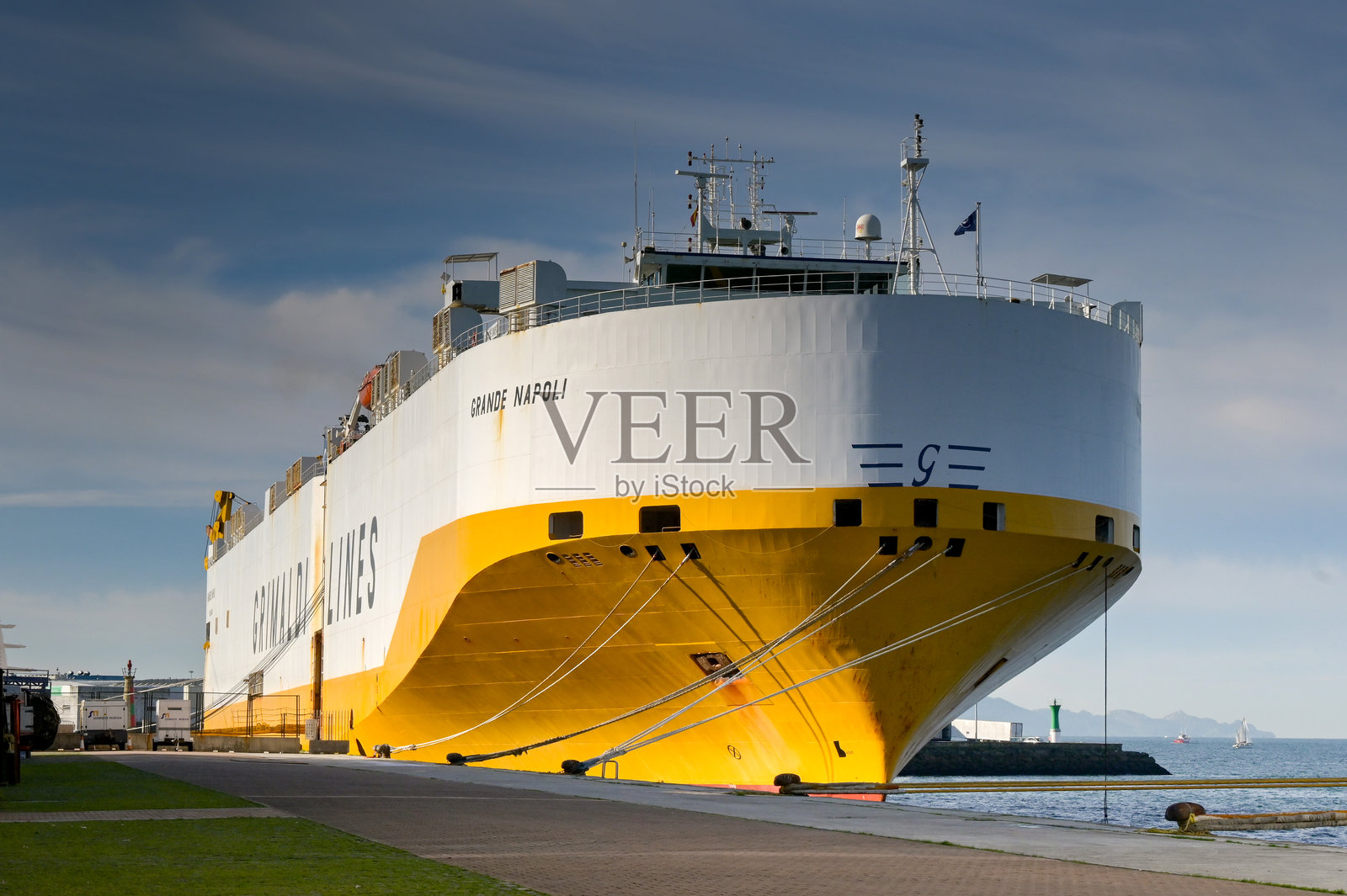 格里马尔迪航运公司运营的汽车运输船Grande Napoli停靠在西班牙维戈。照片摄影图片