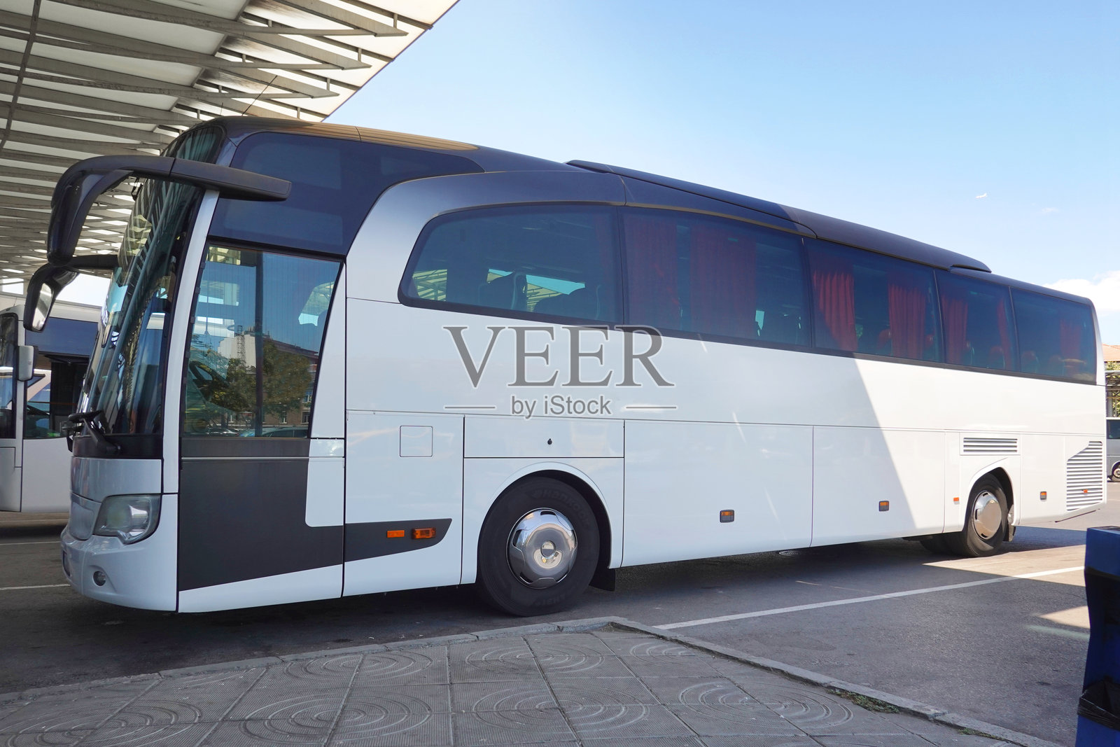 公交车在车站照片摄影图片