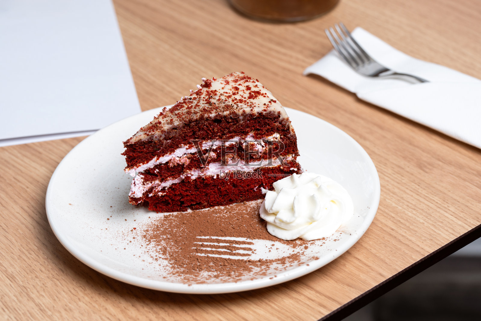 红丝绒蛋糕切片配鲜奶油照片摄影图片
