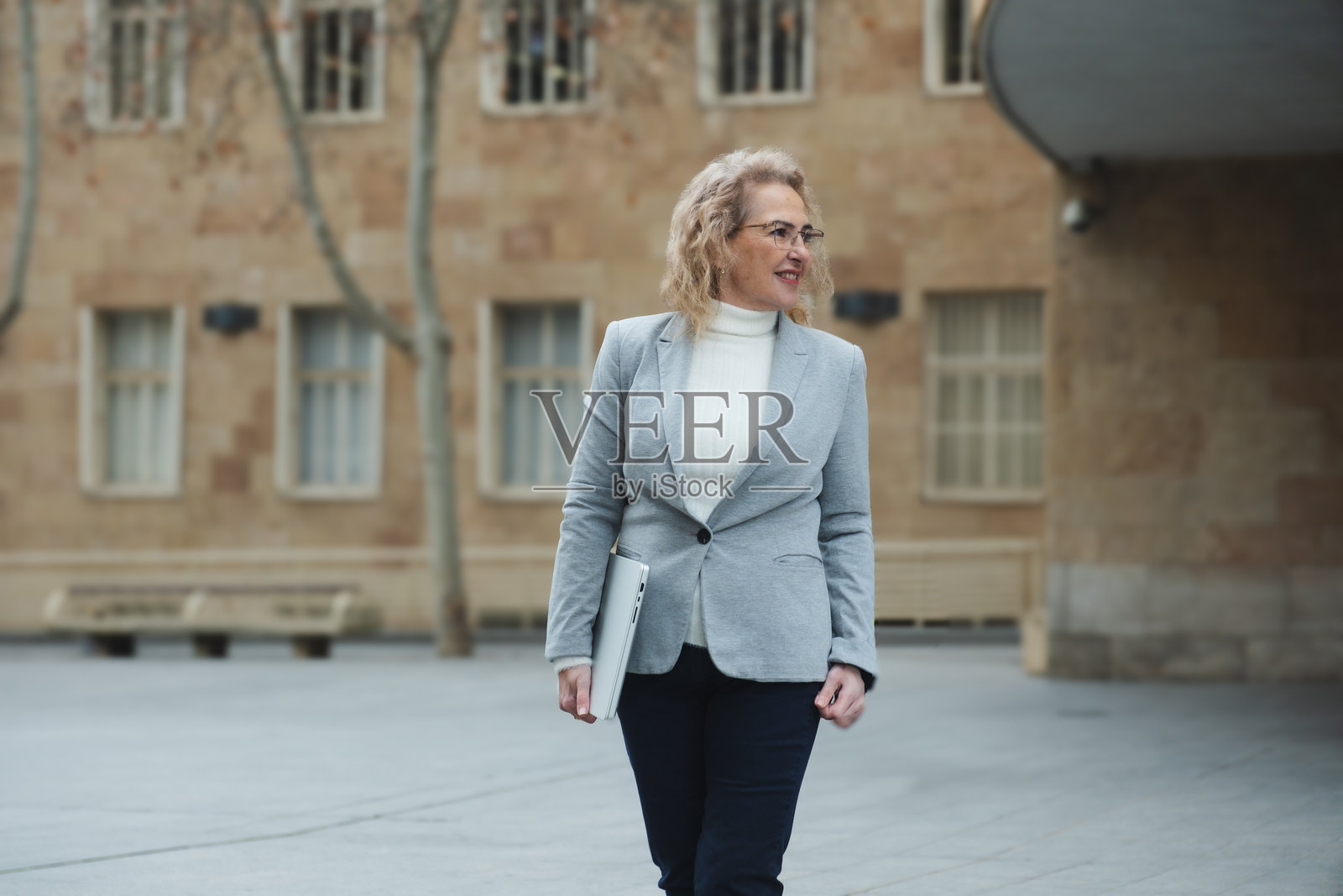 自信的女商人在城市环境中行走照片摄影图片