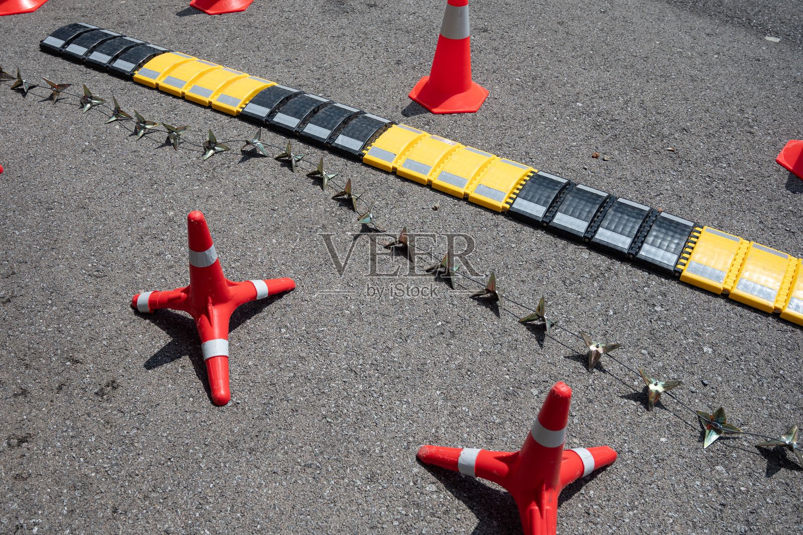 车辆交通的警察安全系统，交通锥，一群带金属星的秃头男子照片摄影图片