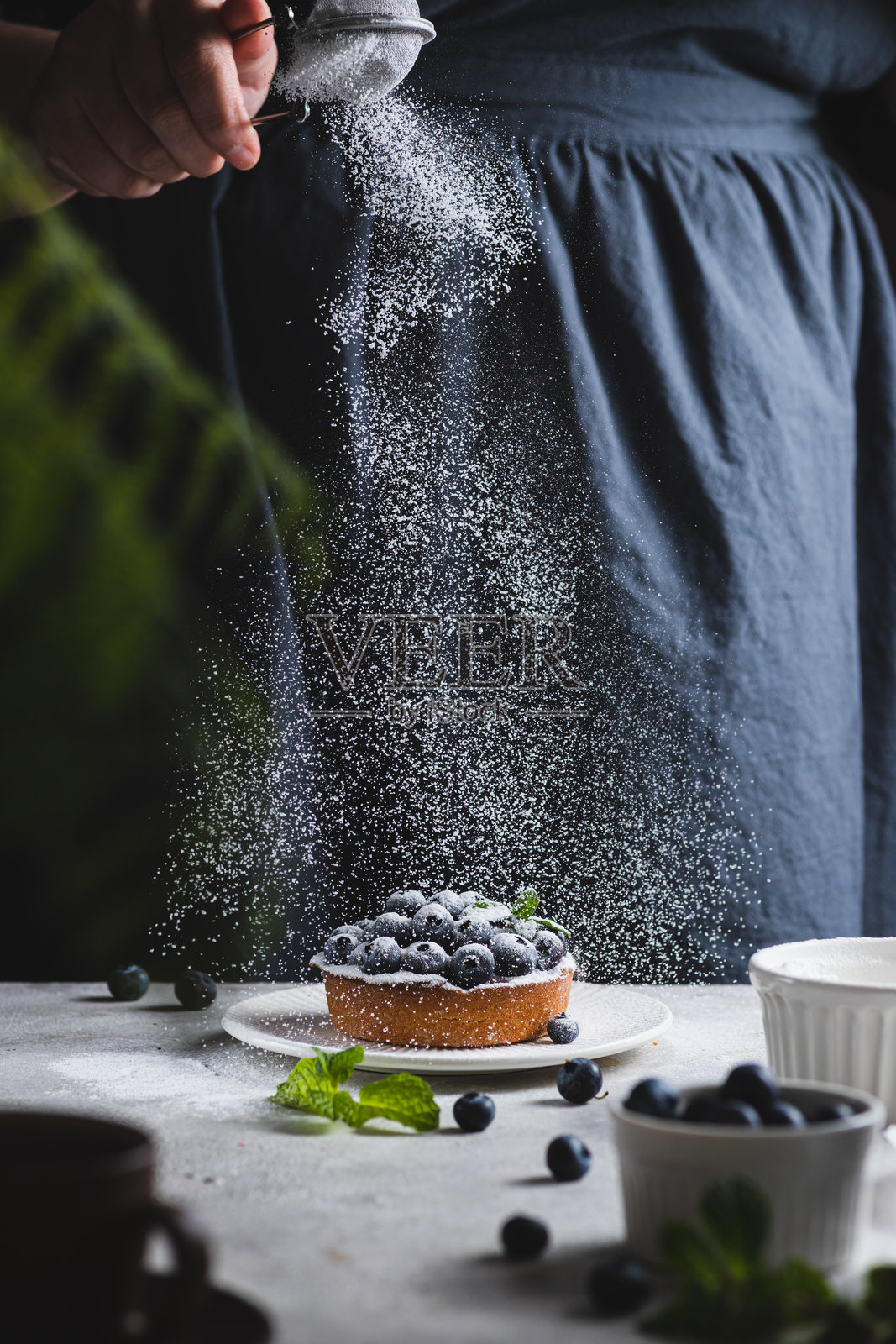 蓝莓派上撒有糖粉照片摄影图片