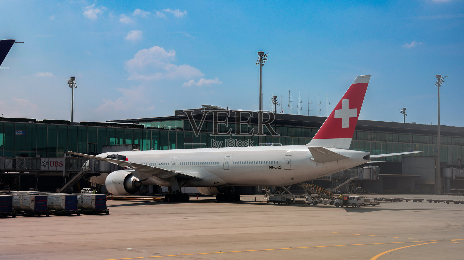 瑞士航空的飞机在苏黎世机场准备在晴朗的阳光下起飞照片摄影图片