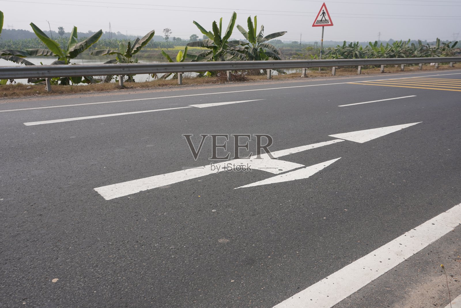 一条路面标记，指示司机可以直行或右转照片摄影图片