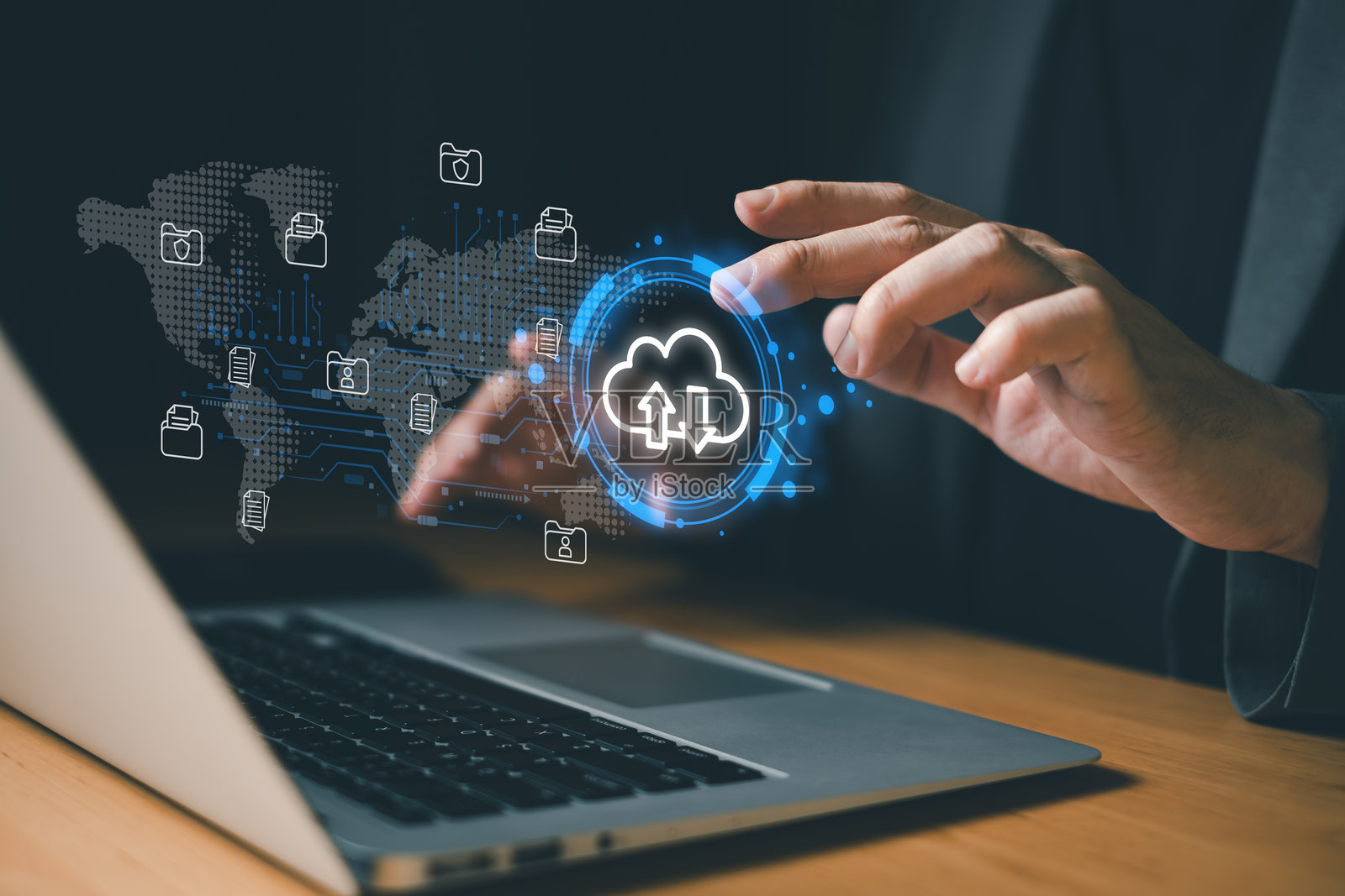 商业人士将数据和企业信息迁移到云技术中，以确保数据安全和备份，作为灾难恢复站点，并防止网络犯罪。企业数据清单。照片摄影图片