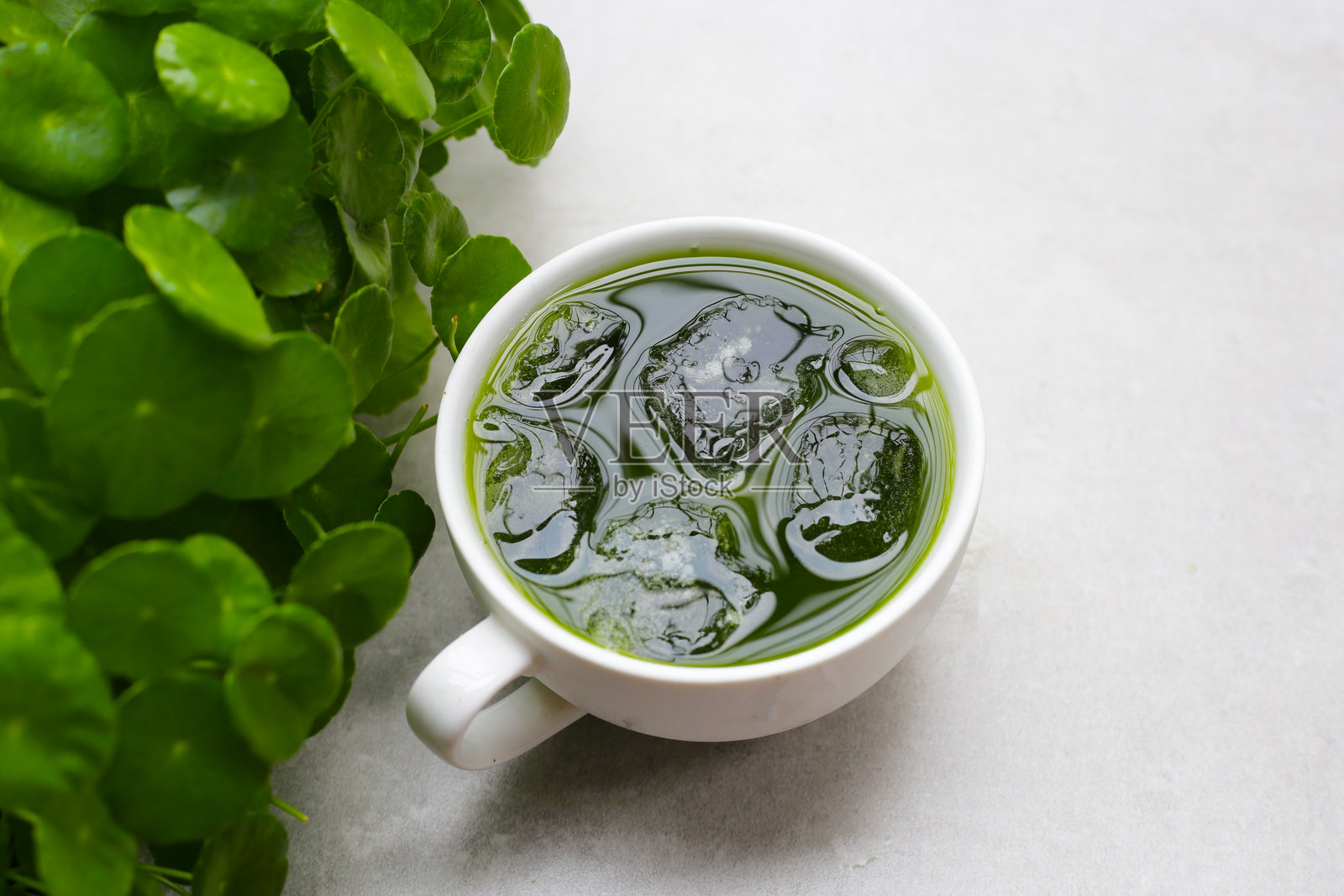 草本果汁饮料，新鲜的积雪草叶或水蕨植物或五叶参。照片摄影图片