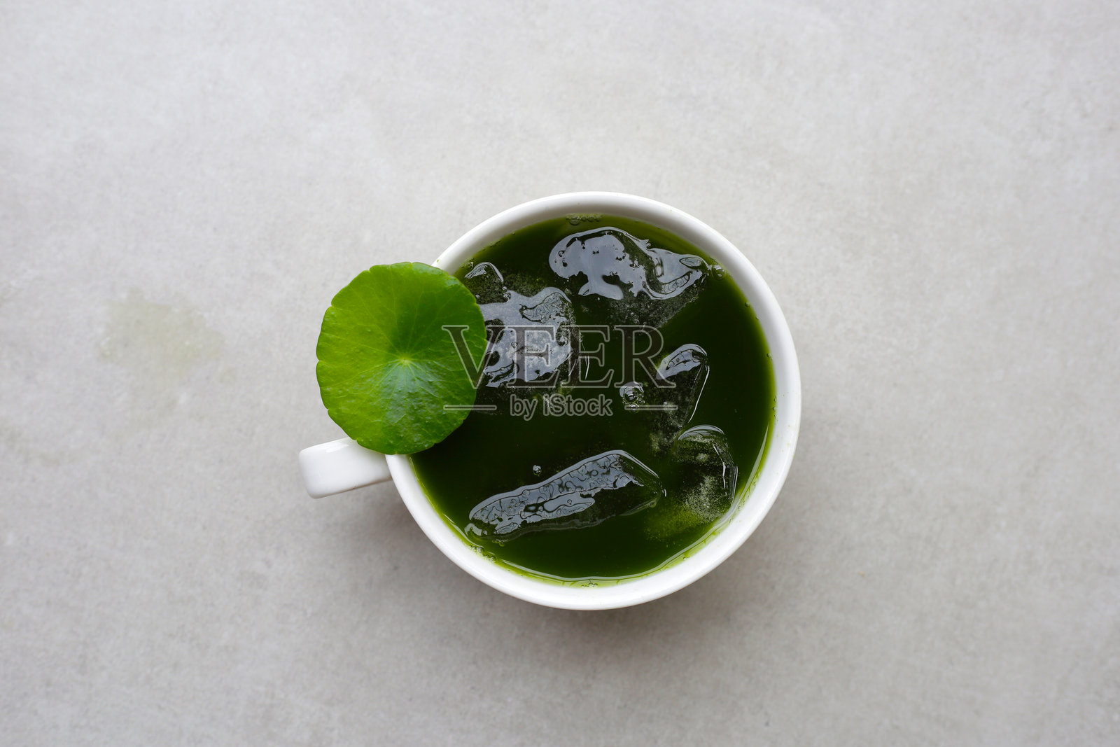 草本果汁饮料，新鲜的积雪草叶或水蕹菜植物或三七。照片摄影图片