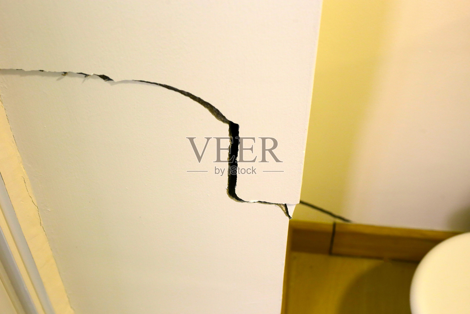 建筑物问题，墙壁开裂。房屋结构基础开裂。照片摄影图片