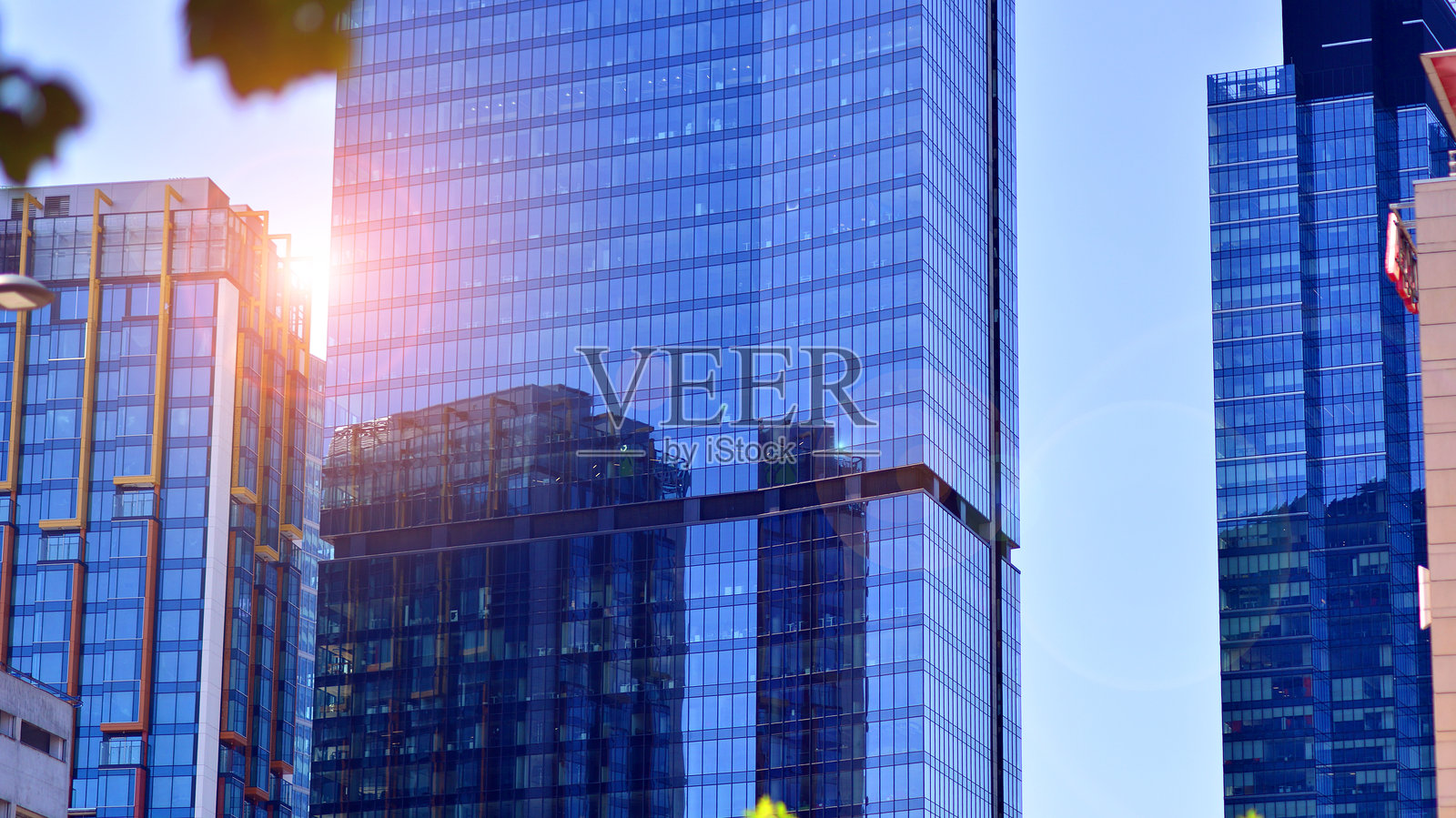 现代可持续玻璃办公大楼。企业总部玻璃建筑的外观。照片摄影图片